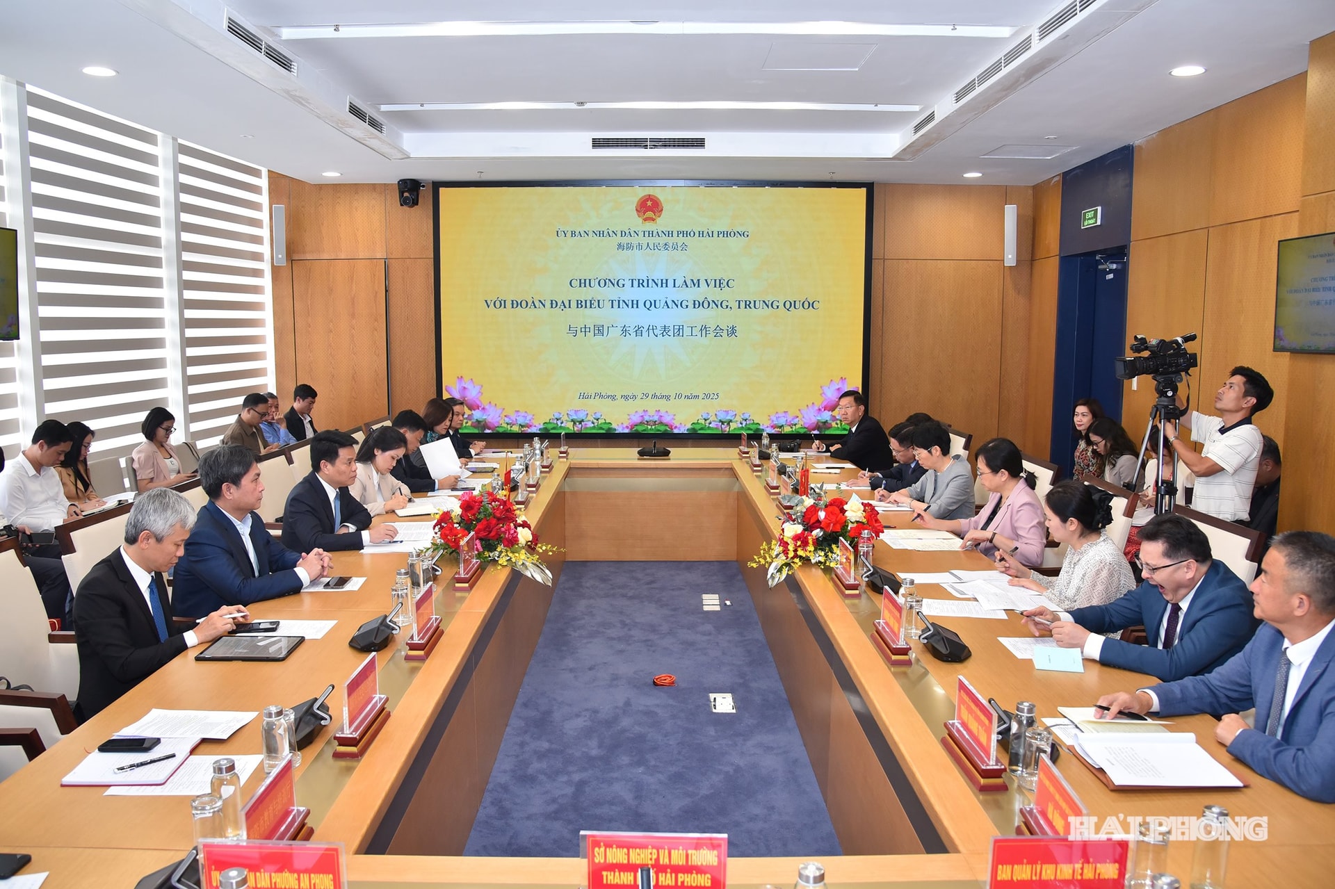 Quang cảnh cuộc làm việc.