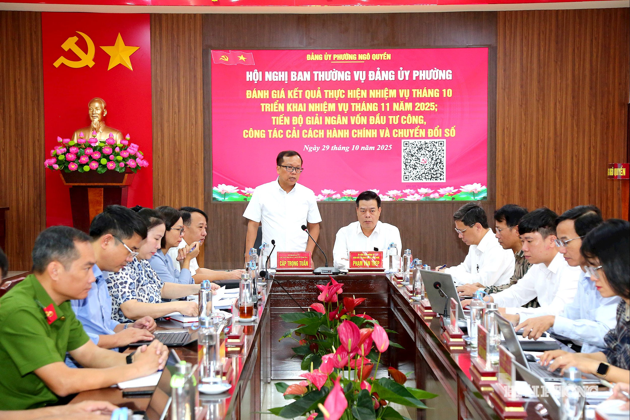 Hội nghị Ban Thường vụ Đảng ủy phường Ngô Quyền - đánh giá kết quả thực hiện nhiệm vụ tháng 10, triển khai nhiệm vụ tháng 11- tiến độ giải ngân vốn đầu tư công, công tác cải cách hành chính và chuyển đổi số. Ảnh Đỗ Hiền