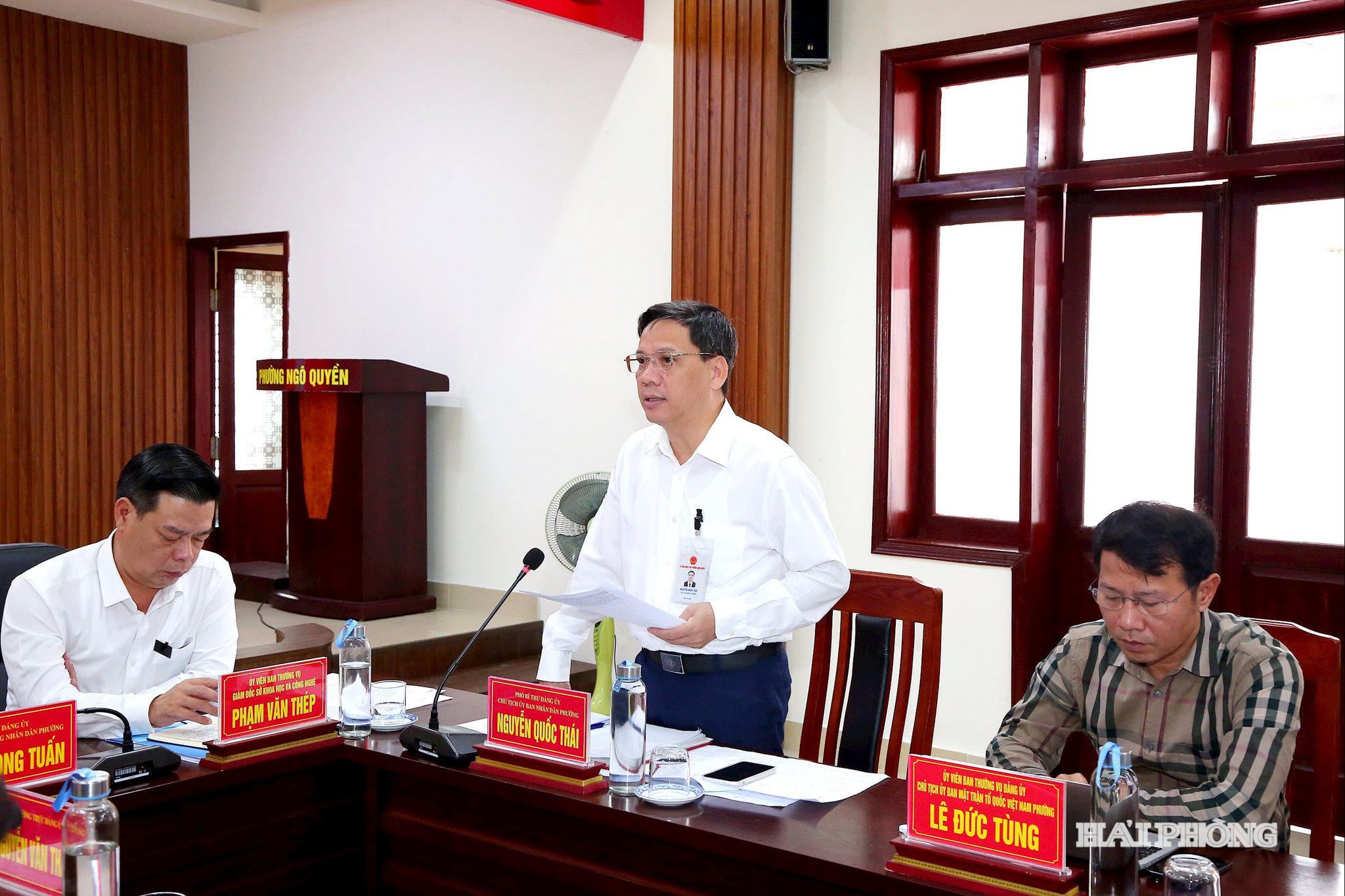 Đồng chí Nguyễn Quốc Thái, Phó bí thư Đảng ủy, Chủ tịch UBND phường Ngô Quyền báo cáo tình hình của phường. Ảnh Đỗ Hiền