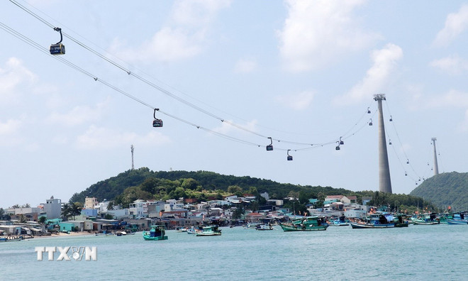 Cáp treo Hòn Thơm vượt biển dài nhất thế giới tại Nam đảo Phú Quốc (Kiên Giang), phục vụ khách du lịch khi đến đảo Ngọc. (Ảnh: Lê Huy Hải/TTXVN) ttxvn-phu-quoc-1.jpg
