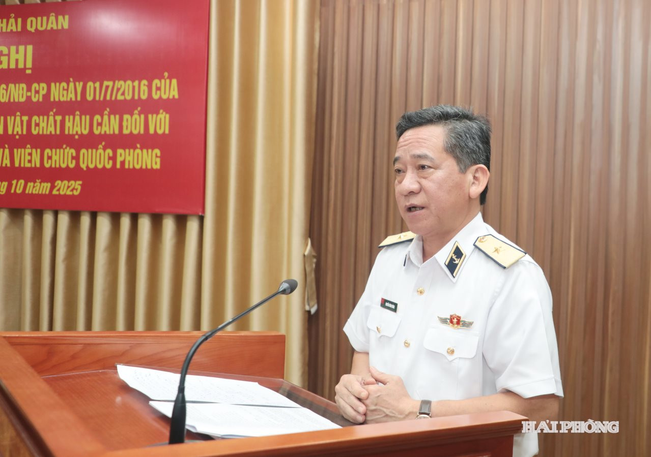 Chuẩn đô đốc Nguyễn Đình Hùng, Phó Tư lệnh Hải quân phát biểu tại hội nghị