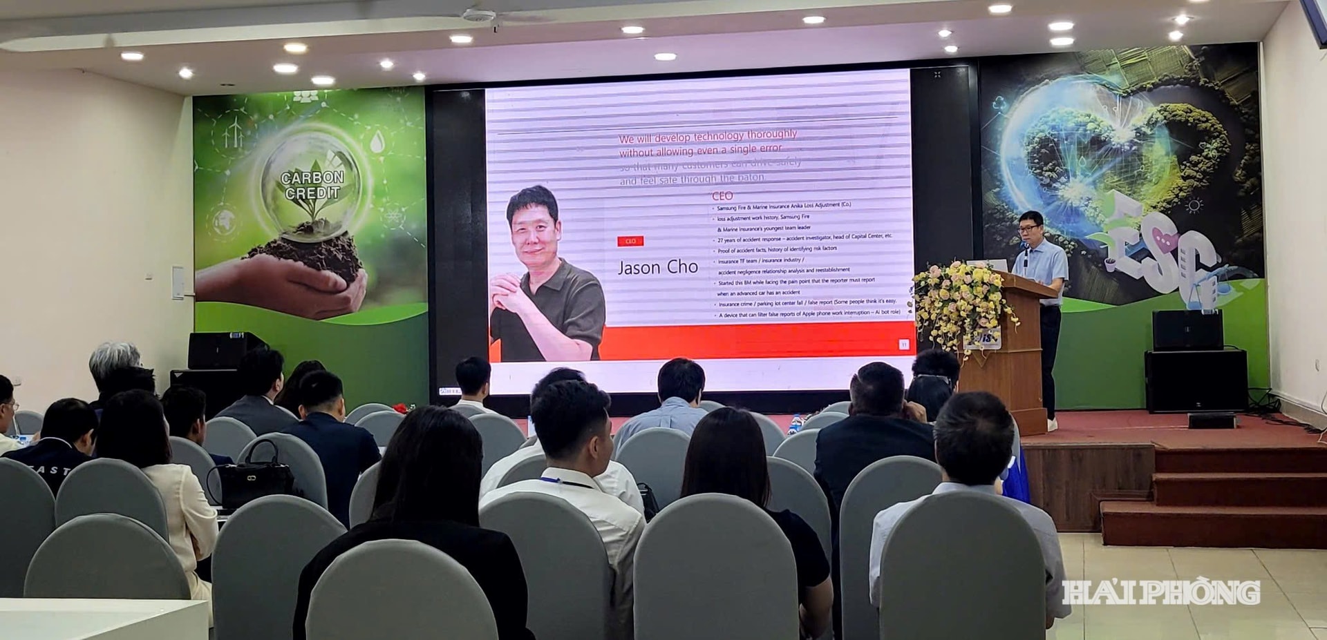Đại diện doanh nghiệp Hàn Quốc giới thiệu giải pháp giao thông thông minh.