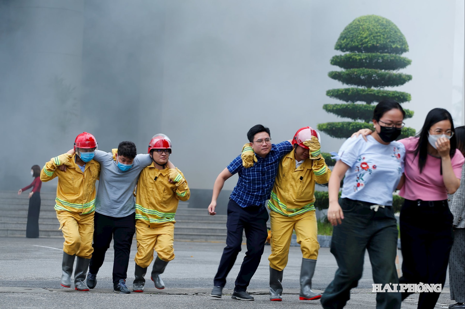 ...আহতদের অগ্নিকাণ্ডের ঘটনাস্থল থেকে নিরাপদ প্রাথমিক চিকিৎসা কেন্দ্রে নিয়ে যেতে সাহায্য করুন।