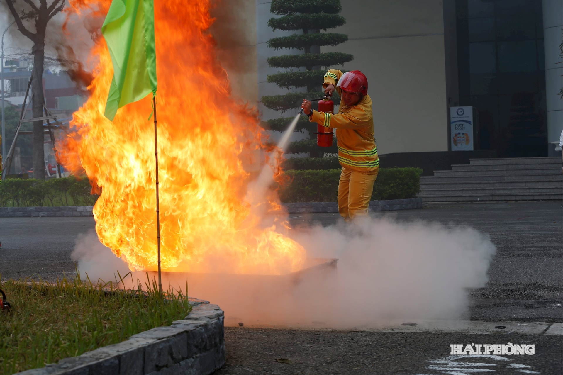 ঘটনাস্থলে উপস্থিত দমকলকর্মীরা অগ্নিনির্বাপক যন্ত্র দিয়ে আগুন নেভানোর অনুশীলন করছিলেন।