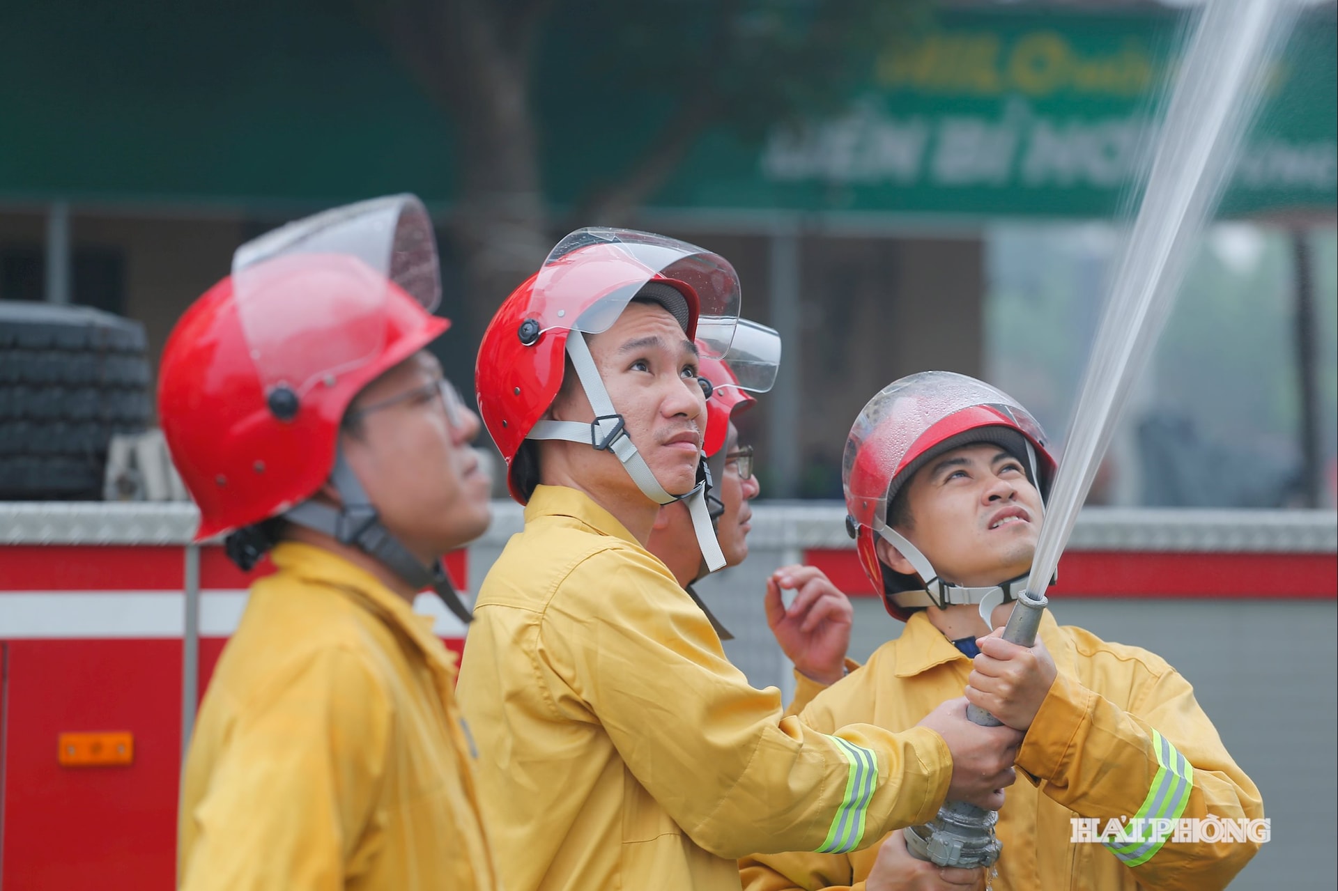 আগুন শনাক্ত করার পরপরই যাতে আগুন ছড়িয়ে না পড়ে সেজন্য মেডিসিন অ্যান্ড ফার্মেসির অগ্নিনির্বাপক বাহিনী দ্রুত একটি দল গঠন করে পানি ছিটিয়ে দেয়।
