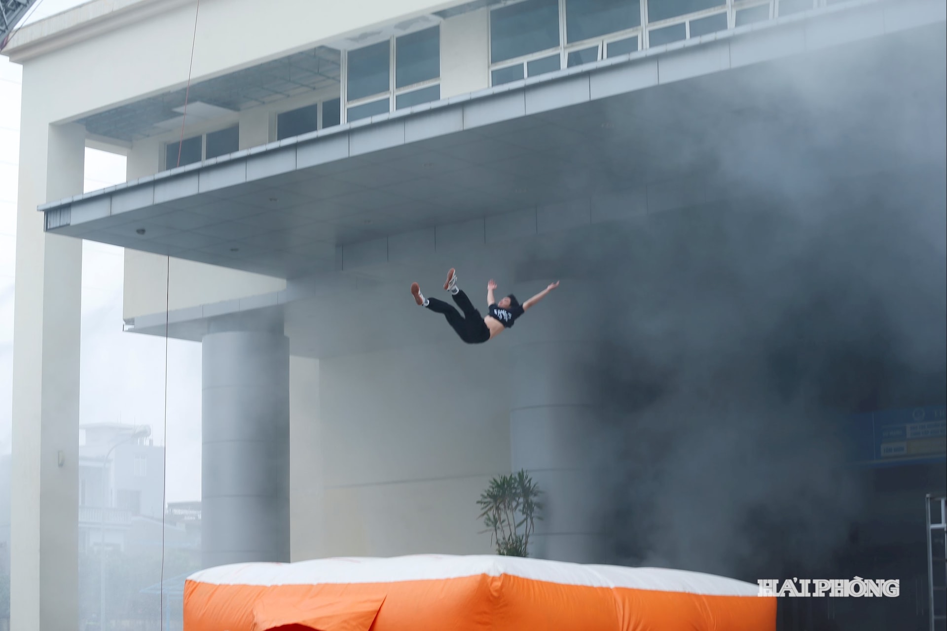 উঁচু তলায় আটকে পড়াদের পালাতে সাহায্য করার জন্য ফায়ার পুলিশ দ্রুত এয়ার কুশন স্থাপন করে।