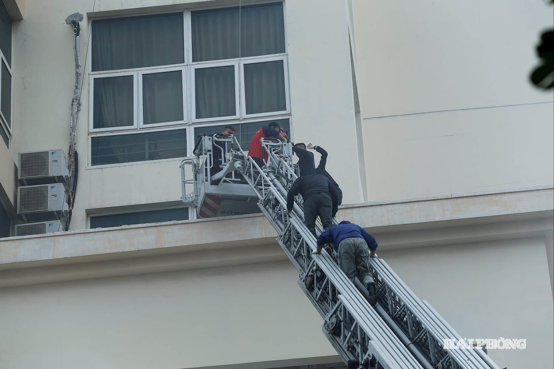 আটকে পড়া মানুষদের উদ্ধার করতে ফায়ার পুলিশের মই ট্রাক উঁচু তলায় পৌঁছায়।