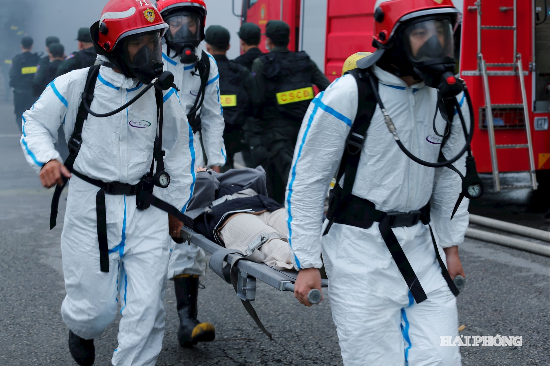 ... আগুন থেকে ক্ষতিগ্রস্তদের উদ্ধারের জন্য বিশেষ সরঞ্জাম সহ দমকল পুলিশ বাহিনী ঘটনাস্থলে পৌঁছেছে।