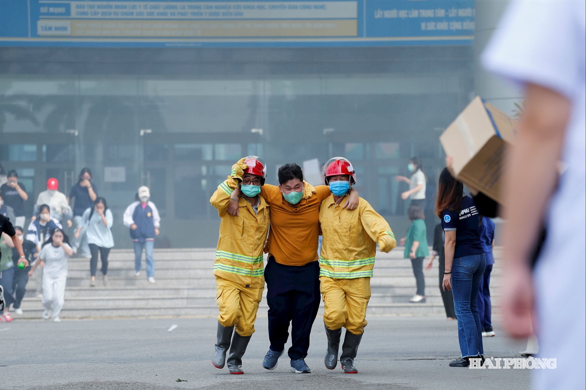 ...অগ্নিকাণ্ডের ঘটনাস্থল থেকে দ্রুত লোকজনকে সরিয়ে নিন।