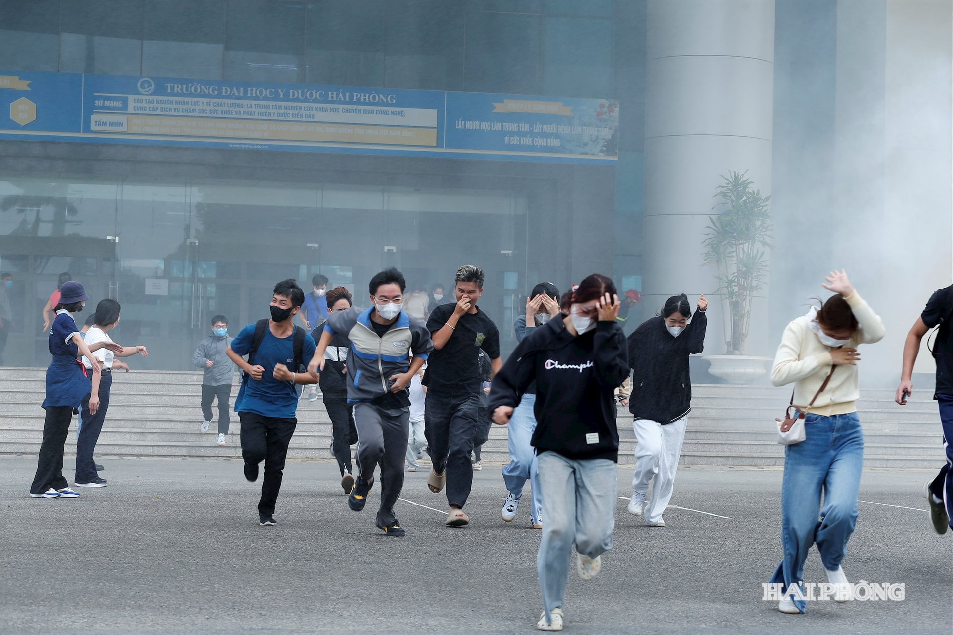 শিক্ষার্থীদের আগুন লাগার স্থান থেকে দ্রুত নিরাপদ স্থানে সরে যাওয়ার নির্দেশ দেওয়া হয়েছে।