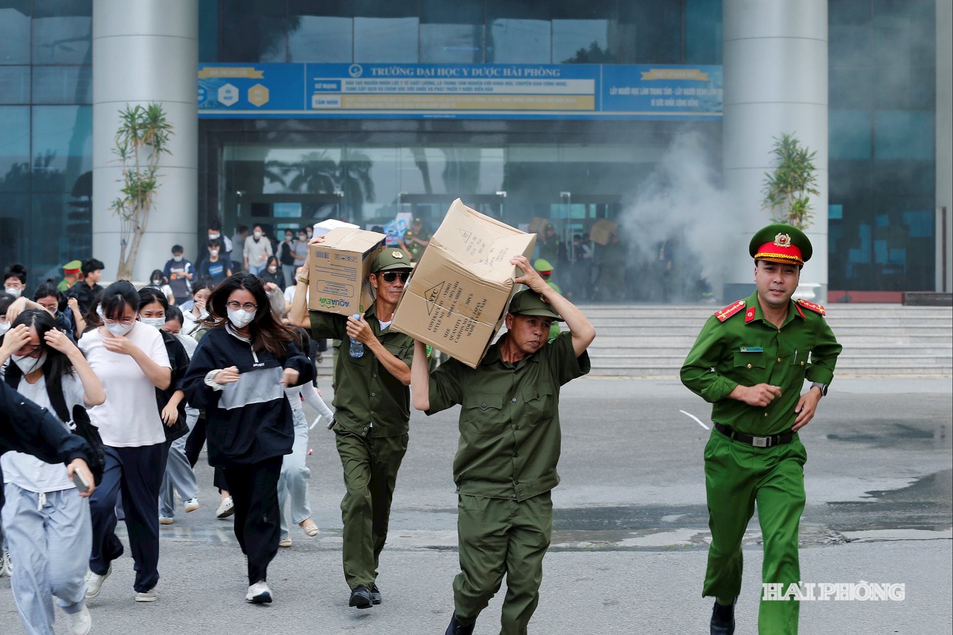 অগ্নিকাণ্ডের ঘটনাস্থল থেকে পণ্য ও সম্পদ পরিবহনের জন্য গিয়া ভিয়েন ওয়ার্ড মিলিশিয়া এবং আত্মরক্ষা বাহিনী সমন্বিতভাবে কাজ করে।