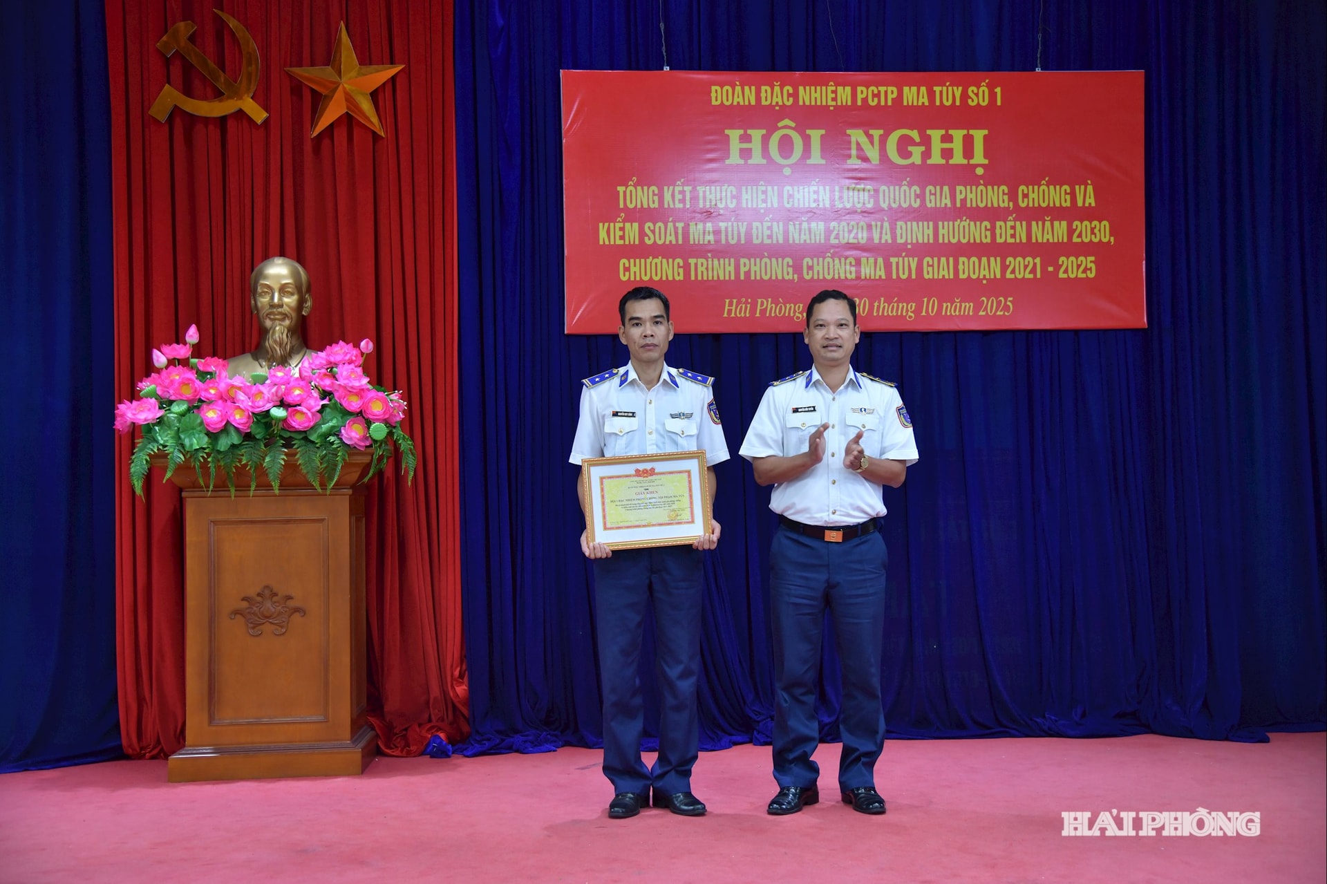 Chỉ huy đơn vị trao thưởng cho tập thể và cá nhân có thành tích tiêu biểu