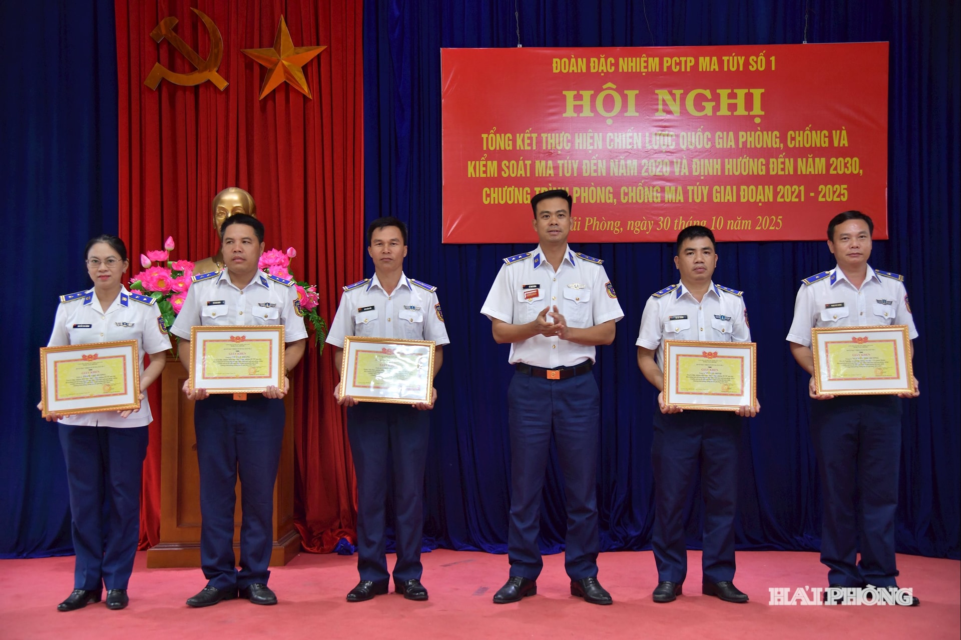 Chỉ huy đơn vị trao thưởng cho tập thể và các cá nhân có thành tích tiêu biểu