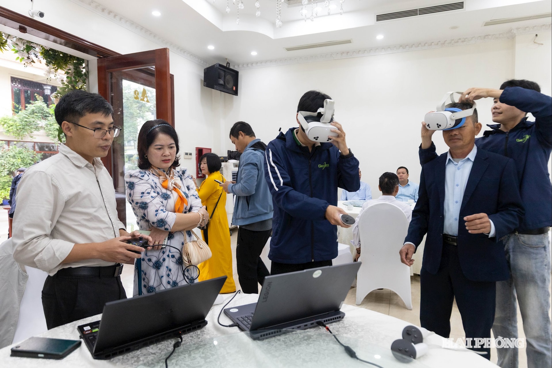 Các đại biểu trải nghiệm 2 công nghệ mới được áp dụng trong nông nghiệp thông minh.