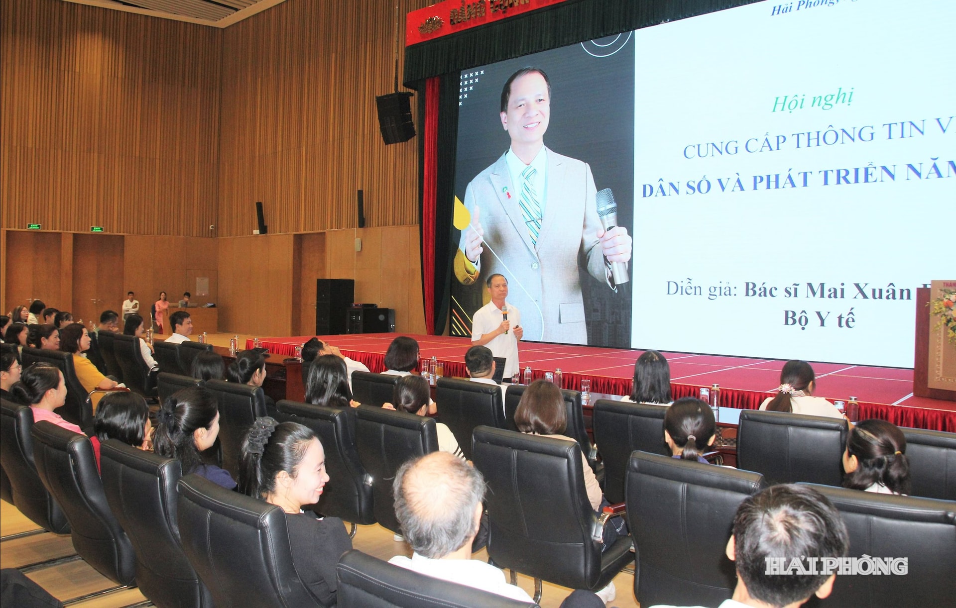 Thạc sĩ, bác sĩ Mai Xuân Phương, nguyên Phó vụ trưởng Vụ truyền thông và Giáo dục, Tổng Cục Dân số (nay là Cục Dân số) Bộ Y tế thông tin tại hội nghị