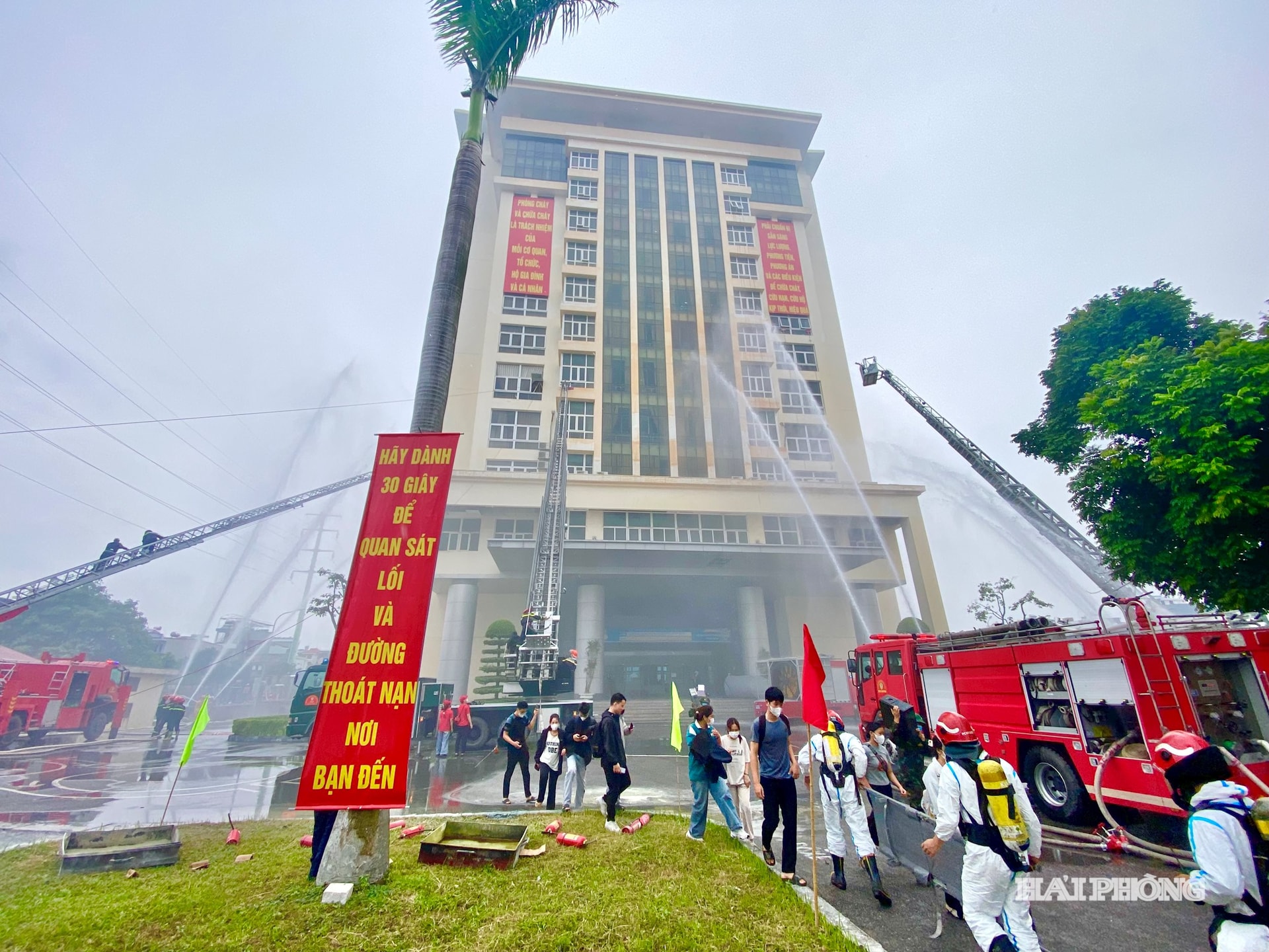 অগ্নিনির্বাপণ, উদ্ধার ও ত্রাণ পরিকল্পনা মোতায়েনের জন্য ফায়ার পুলিশ বাহিনী (সিটি পুলিশ) এবং বিশেষায়িত সরঞ্জাম সময়মতো উপস্থিত ছিল।