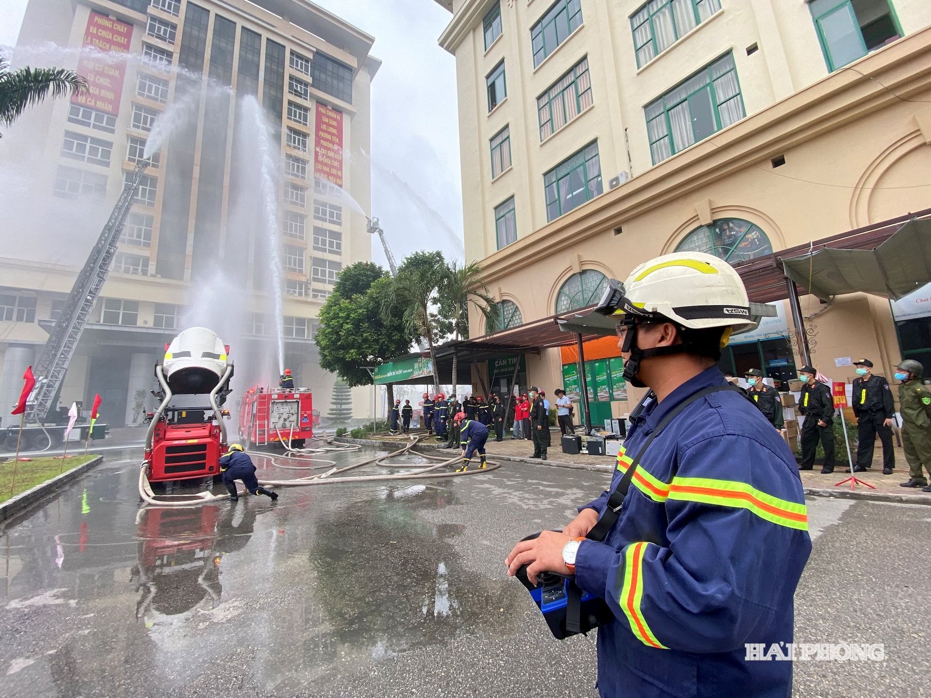 মহড়ায় অংশগ্রহণের জন্য ফায়ার পুলিশ বিভাগের (সিটি পুলিশ) সৈন্যরা একটি অগ্নিনির্বাপক রোবট যান নিয়ন্ত্রণ করে।