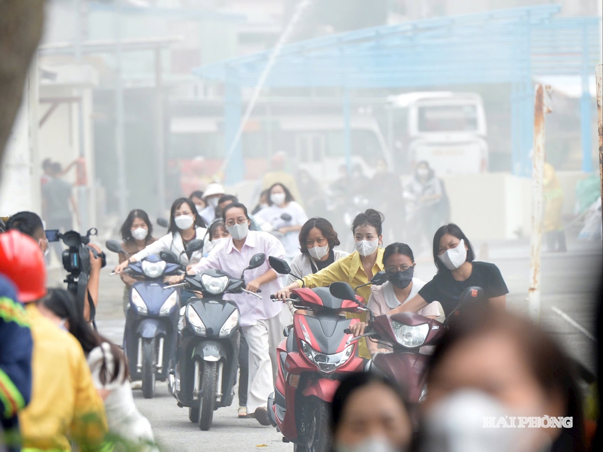 অগ্নিকাণ্ডের ঘটনাস্থল থেকে শিক্ষক, কর্মচারী এবং শিক্ষার্থীরা যানবাহন সরিয়ে নিয়েছে।