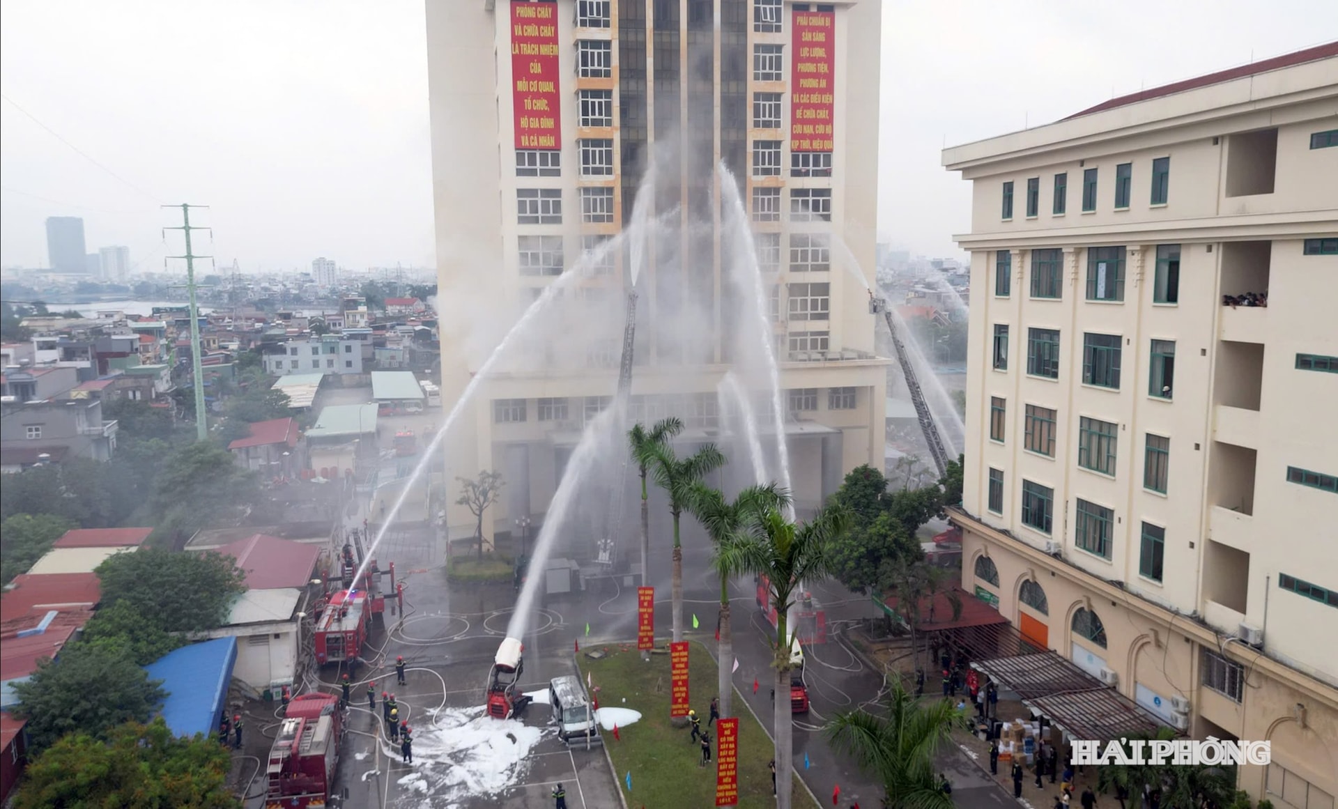 ২০২৫ সালে হাই ফং ইউনিভার্সিটি অফ মেডিসিন অ্যান্ড ফার্মেসি-তে শহর-স্তরের অগ্নিনির্বাপণ এবং উদ্ধার মহড়া।