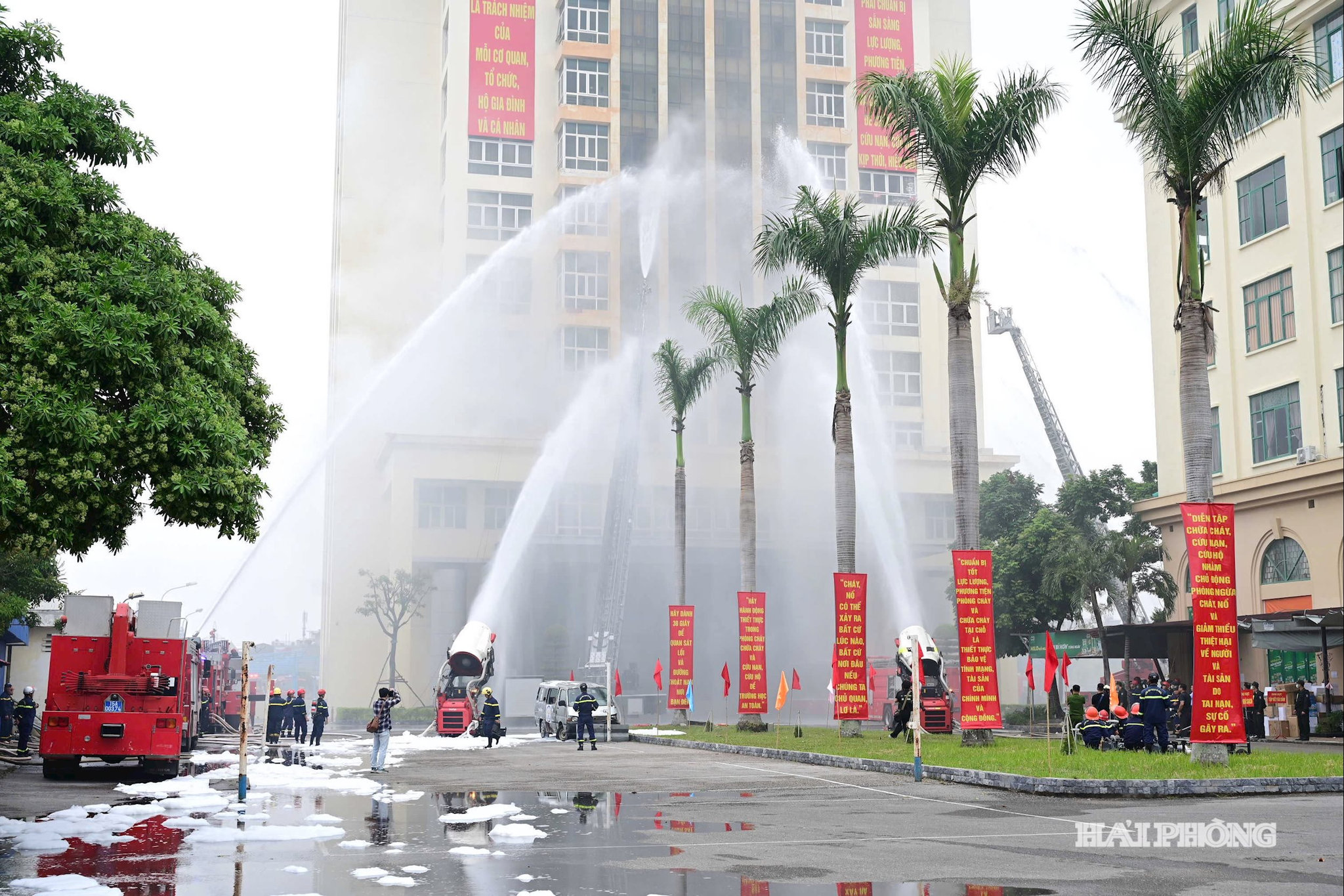 Diễn tập phương án chữa cháy và cứu hộ, cứu nạn cấp thành phố năm 2025 tại Trường Đại học Y-Dược Hải Phòng.
