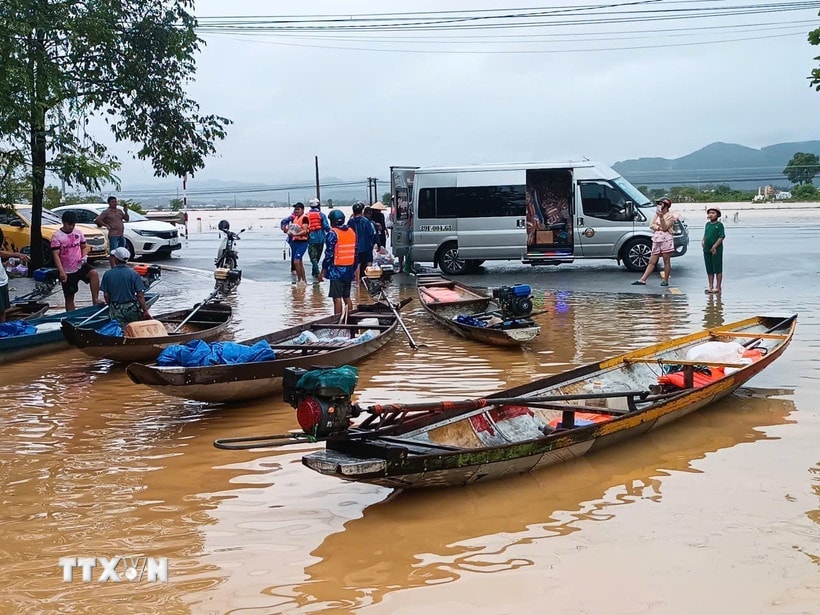 Nhiều người dân vùng lũ lụt chọn ghe, xuồng làm phương tiện đi lại trong mưa lũ. (Ảnh: Hải Âu/TTXVN)