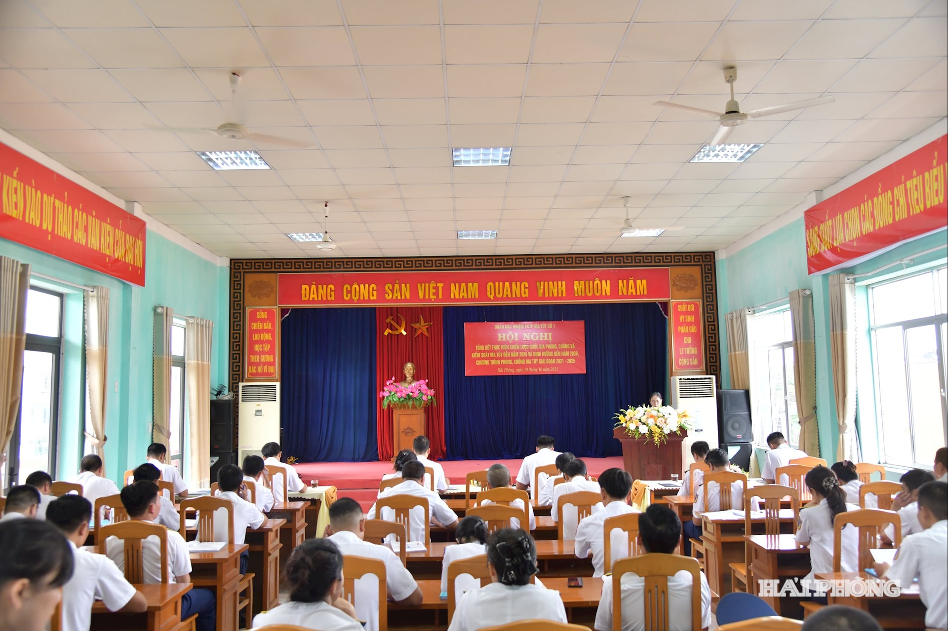 Quang cảnh hội nghị
