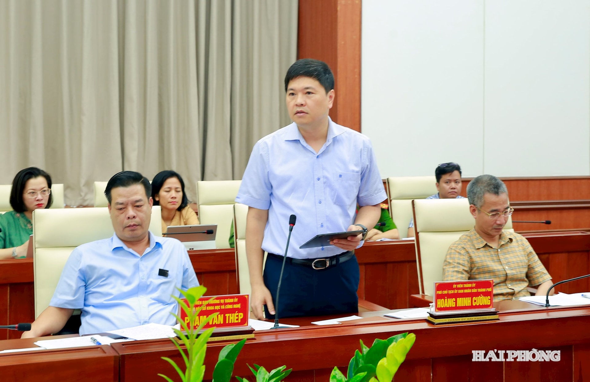 Đồng chí Hoàng Minh Cường, Phó chủ tịch UBND thành phố phát biểu.