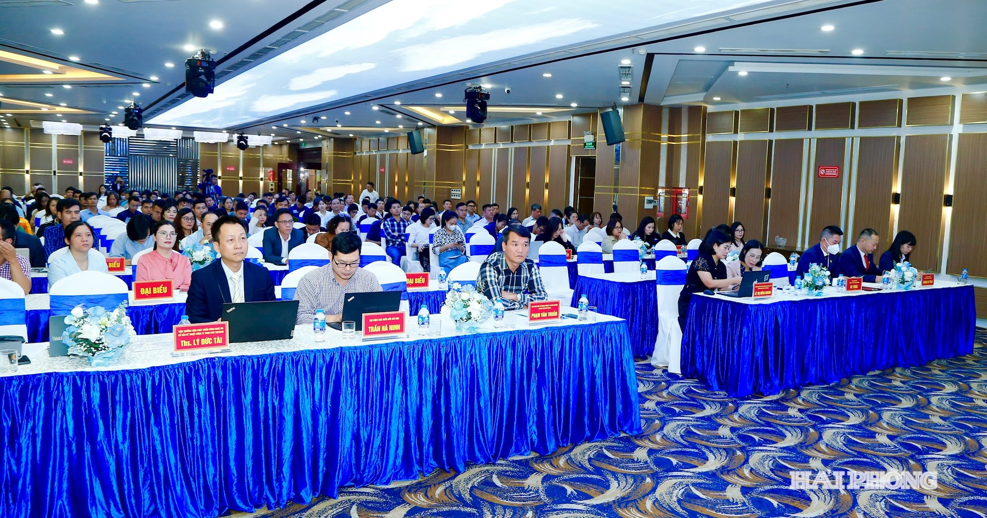 Các đại biểu dự hội nghị.