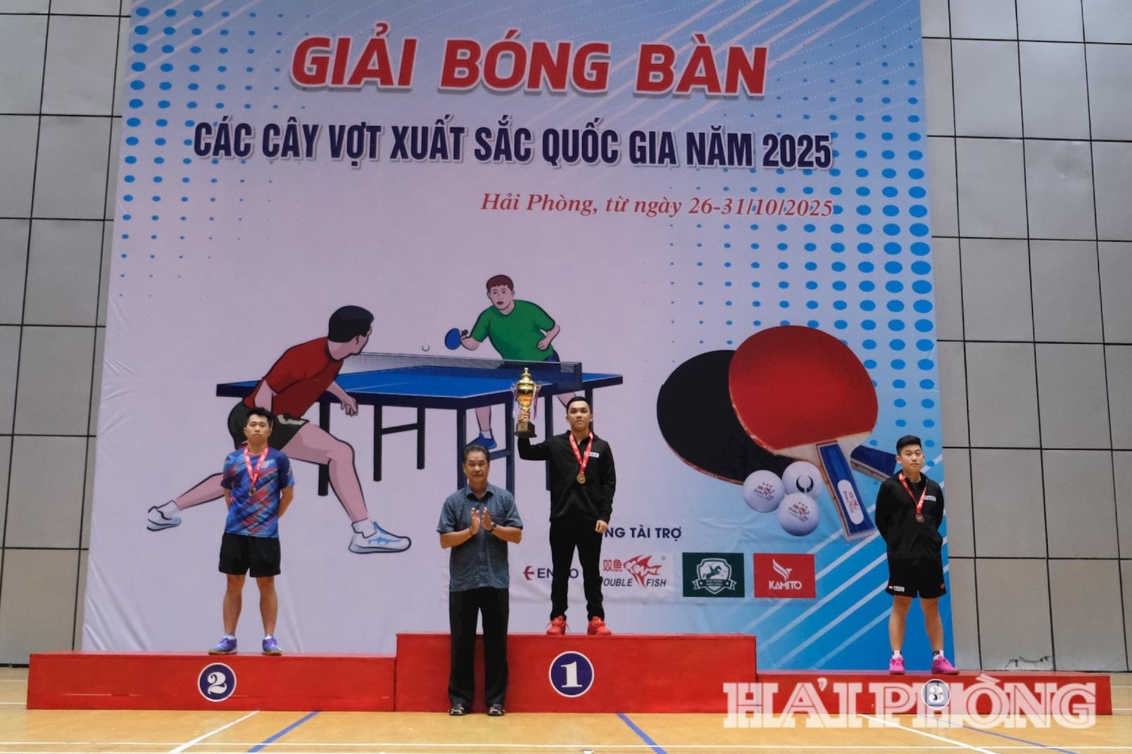 Ông Trần Cảnh Tuấn, Phó Chủ tịch Liên đoàn Bóng bàn Việt Nam trao cúp vô địch, huy chương vàng cho tay vợt Đinh Anh Hoàng (Công an nhân dân T&T), huy chương bạc cho Nguyễn Đức Tuân (Hải Phòng) và huy chương đồng cho Lê Đình Đức (Công an nhân dân T&T)