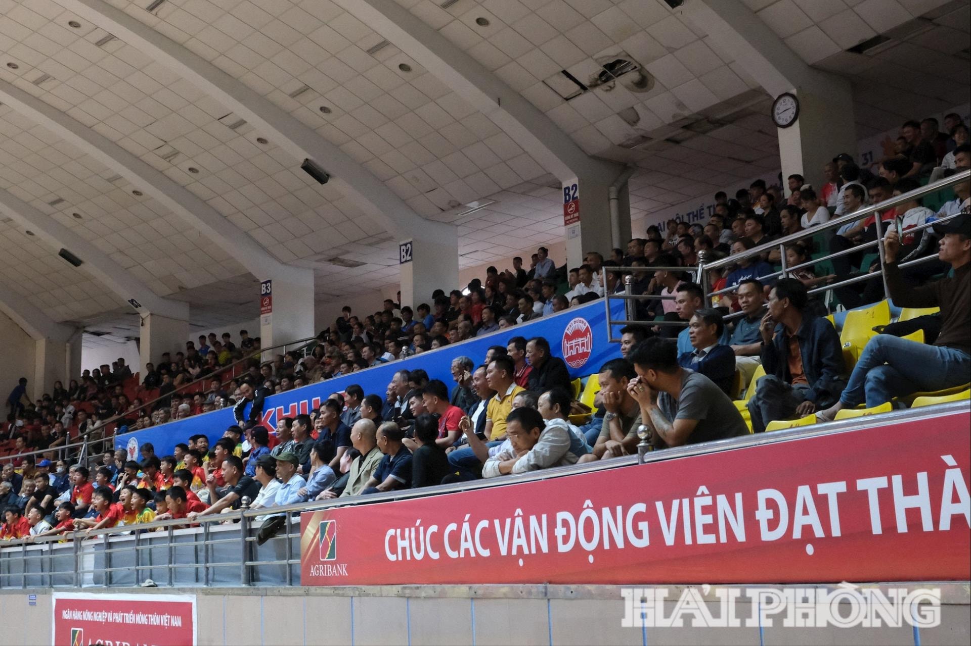 Khán giả phía tây Hải Phòng phủ kín các khán đài để chứng kiến 2 trận đấu quan trọng nhất của Giải bóng bàn các cây vợt xuất sắc quốc gia năm 2025. 