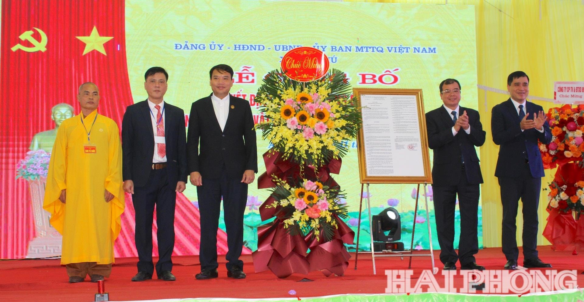 Ảnh báo in: Các đồng chí lãnh đạo thành phố Hải Phòng và Cục Di sản văn hoá trao quyết định công nhận bảo vật quốc gia mộc bản chùa Trăm Gian cho xã An Phú.