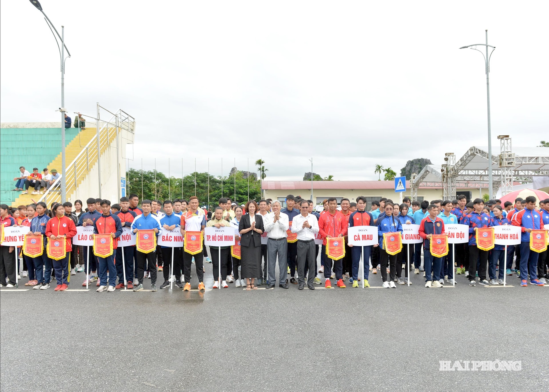 Ban tổ chức tặng cờ lưu niệm động viên các đoàn tham dự giải