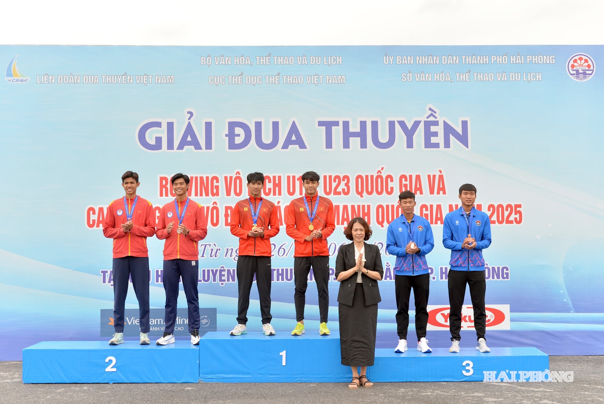 Ban tổ chức trao huy chương tặng các vận động viên Rowing thuyền đôi nam