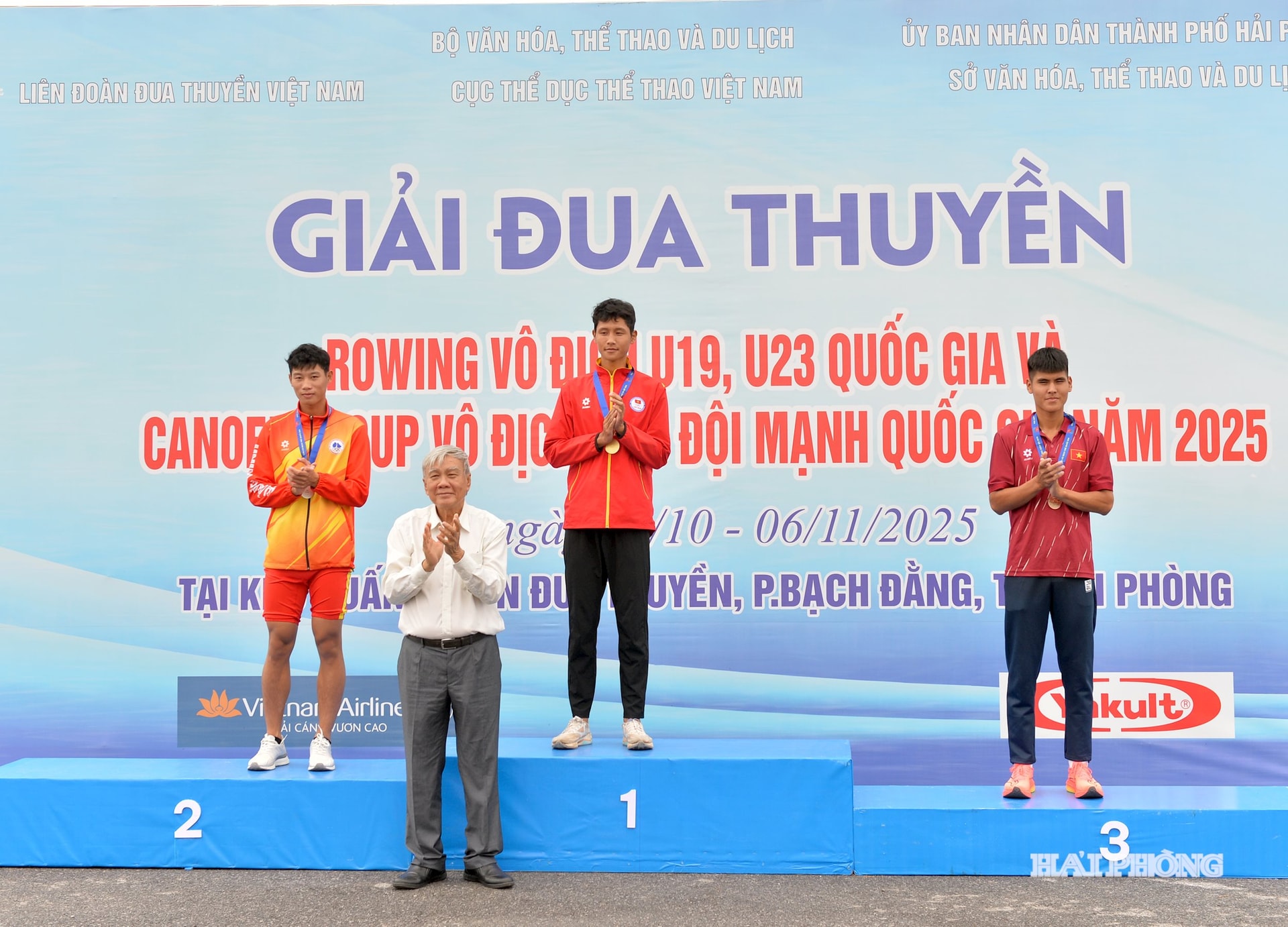 Ban tổ chức trao huy chương tặng các vận động viên Rowing thuyền đơn nam