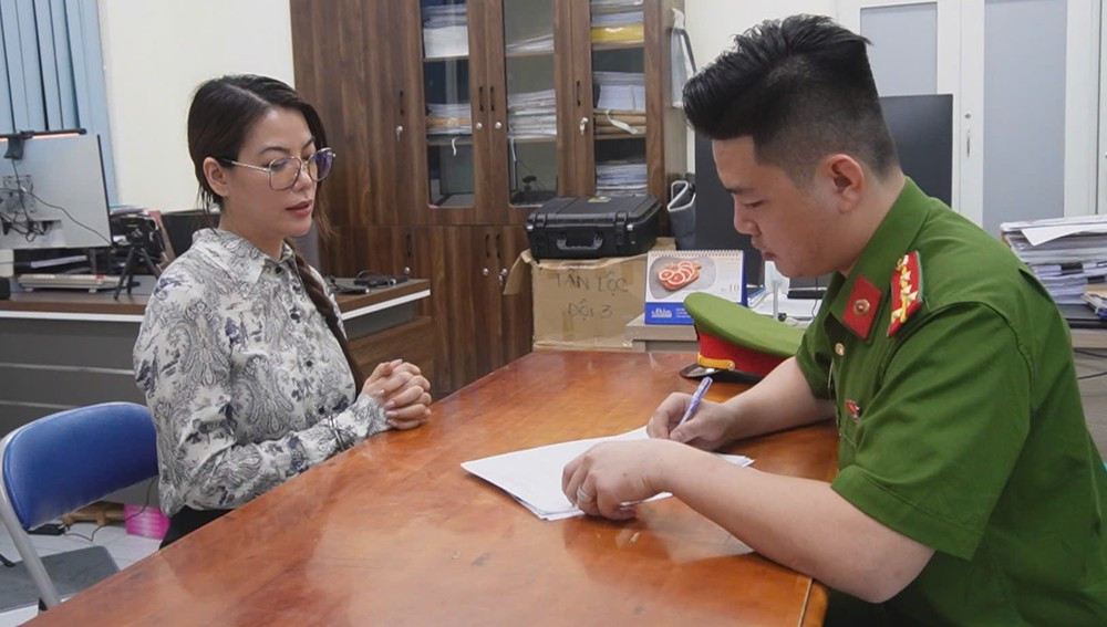 Diễn viên Trương Ngọc Ánh làm việc tại cơ quan công an. Ảnh: CA khoi-to-bat-tam-giam-dien-vien-truong-ngoc-anhz7175932245921_f530ea51193d575cca6bac39a371fcc9.jpg