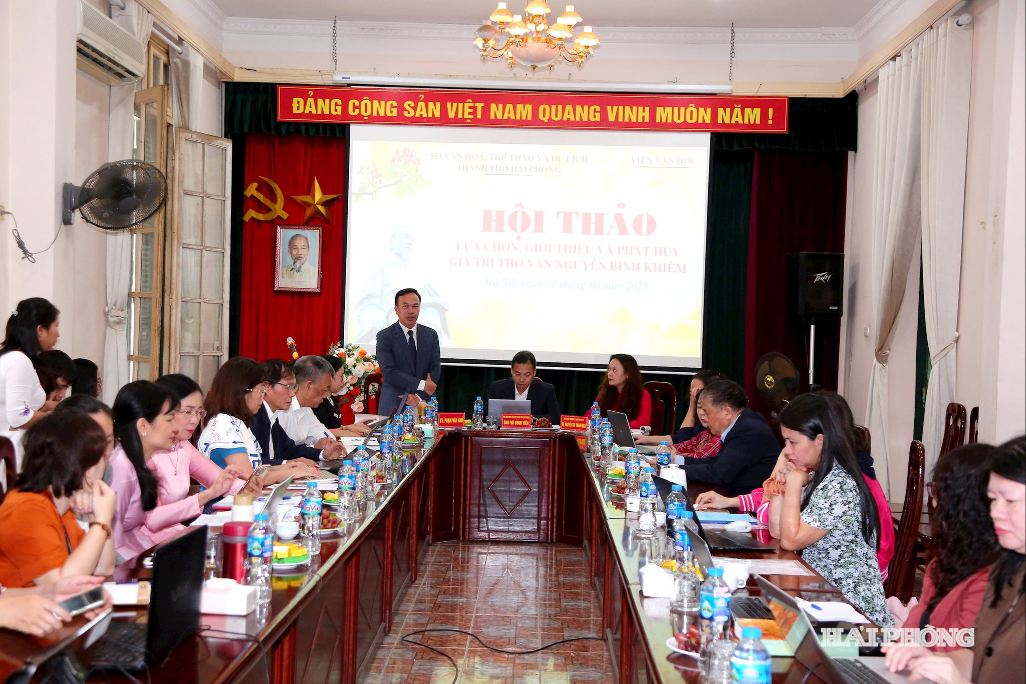 Hội thảo Lựa chọn, giới thiệu và phát huy giá trị của thơ văn Nguyễn Bỉnh Khiêm tại Viện Văn học. Ảnh Đỗ Hiền