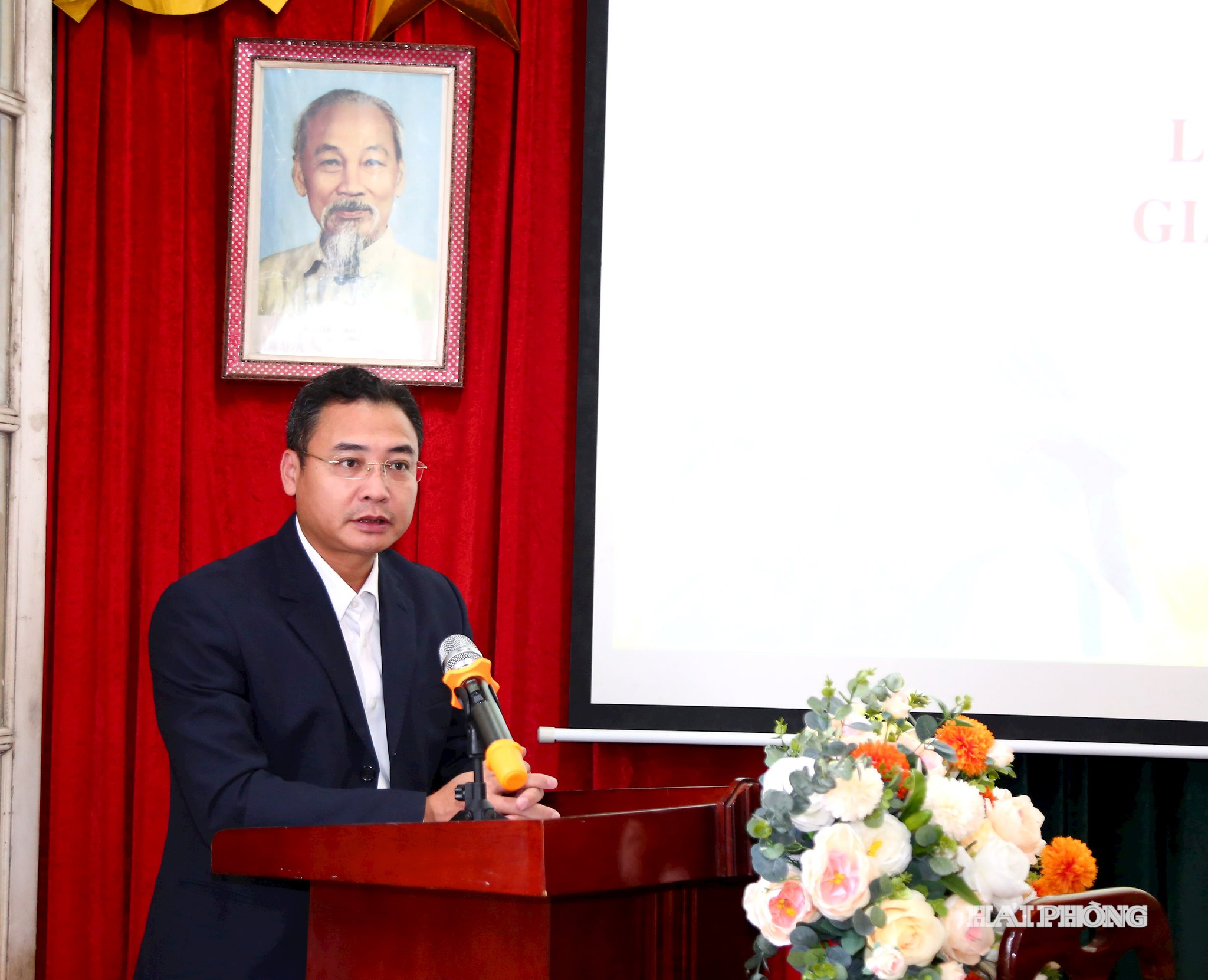 Đồng chí Vũ Đình Tiến, Phó giám đốc Sở Văn hóa, Thể thao và Du lịch chủ trì Hội thảo. Ảnh Đỗ Hiền