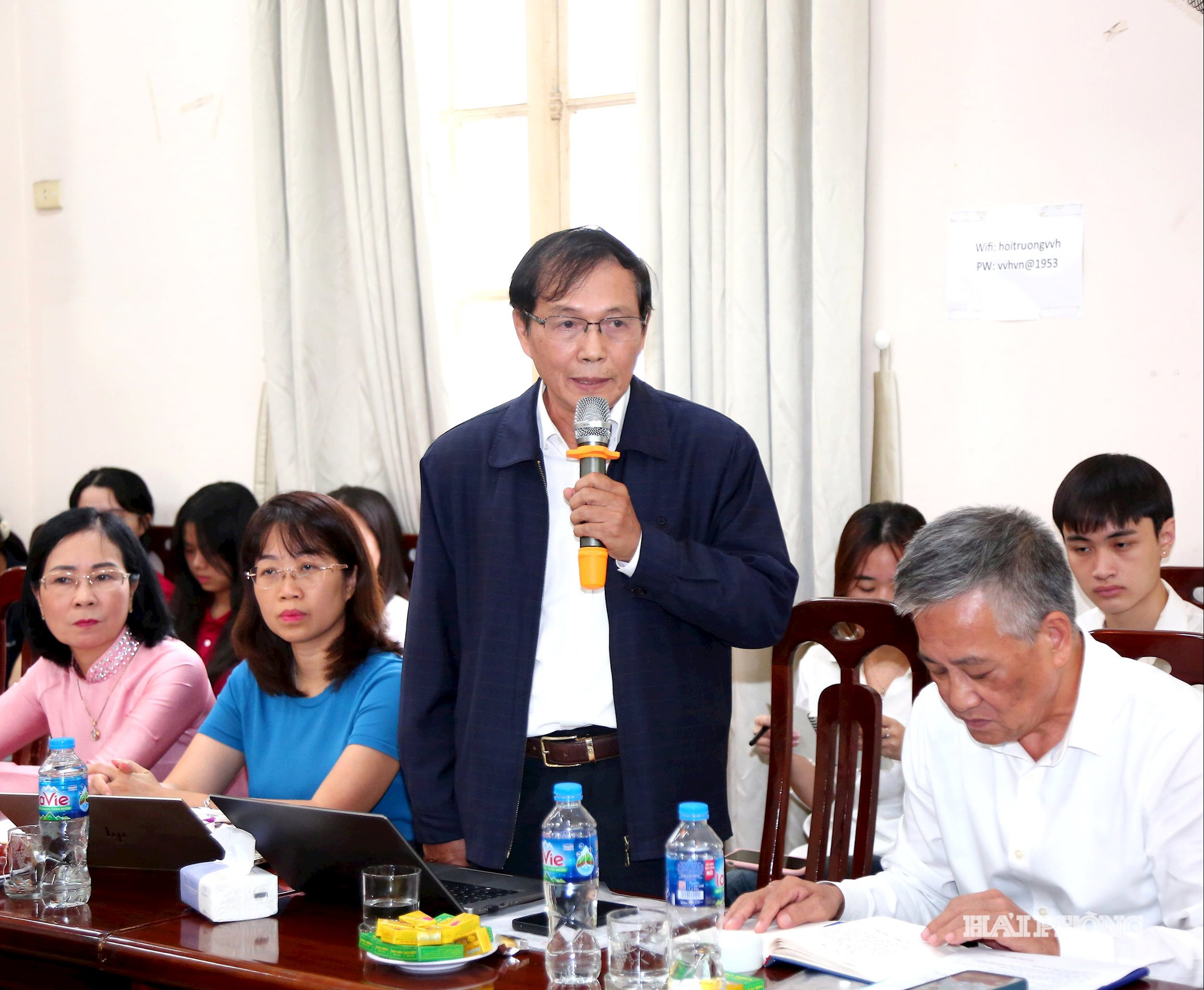TS Phạm Hữu Thư, Phó chủ tịch Liên hiệp các Hội Khoa học -Kỹ thật Hải Phòng phát biểu ý kiến. Ảnh Đỗ Hiền