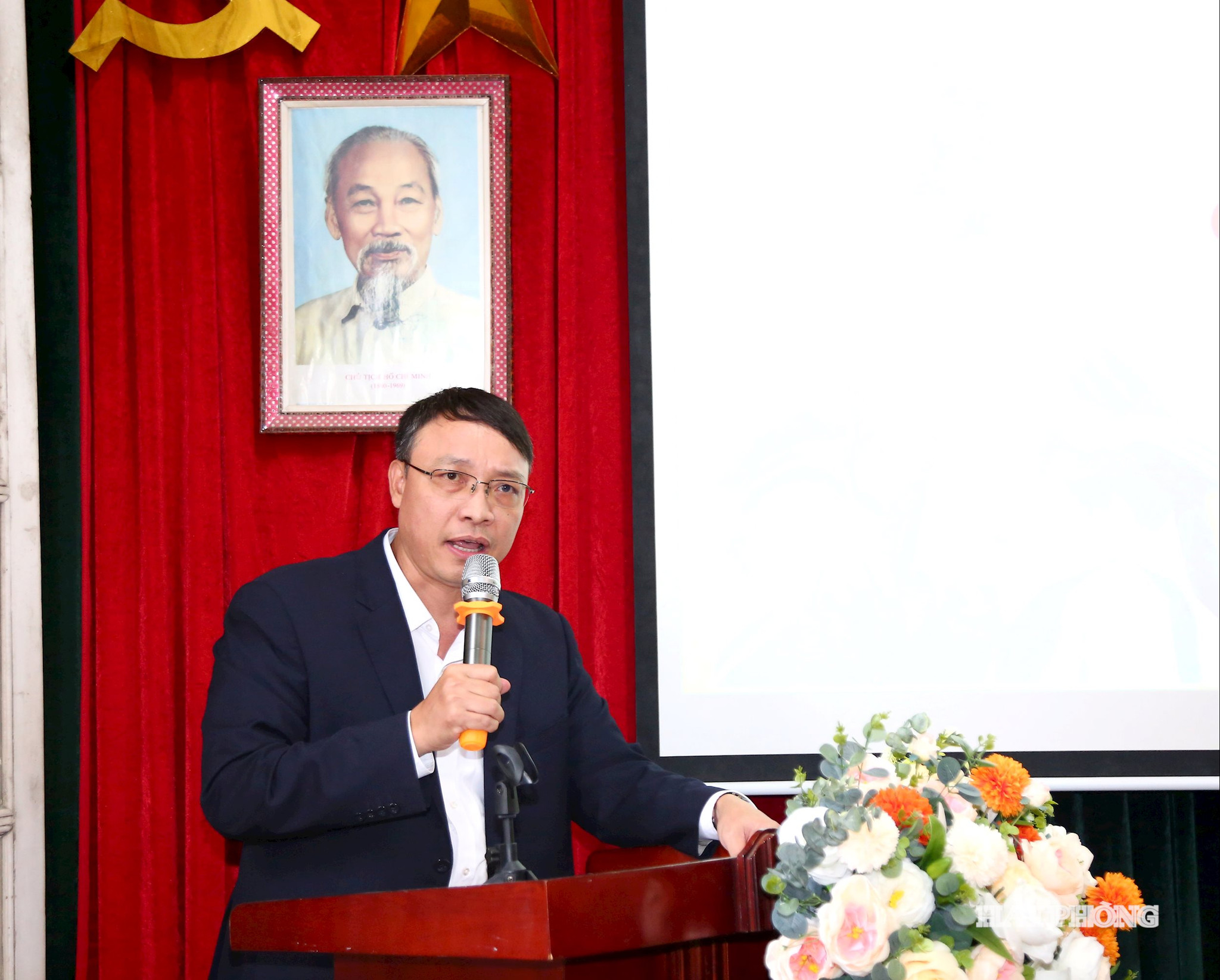 TS Nguyễn Huy Bỉnh (Phó viện trưởng phụ trách Viện Văn học) tổng kết hội thảo. Ảnh Đỗ Hiền