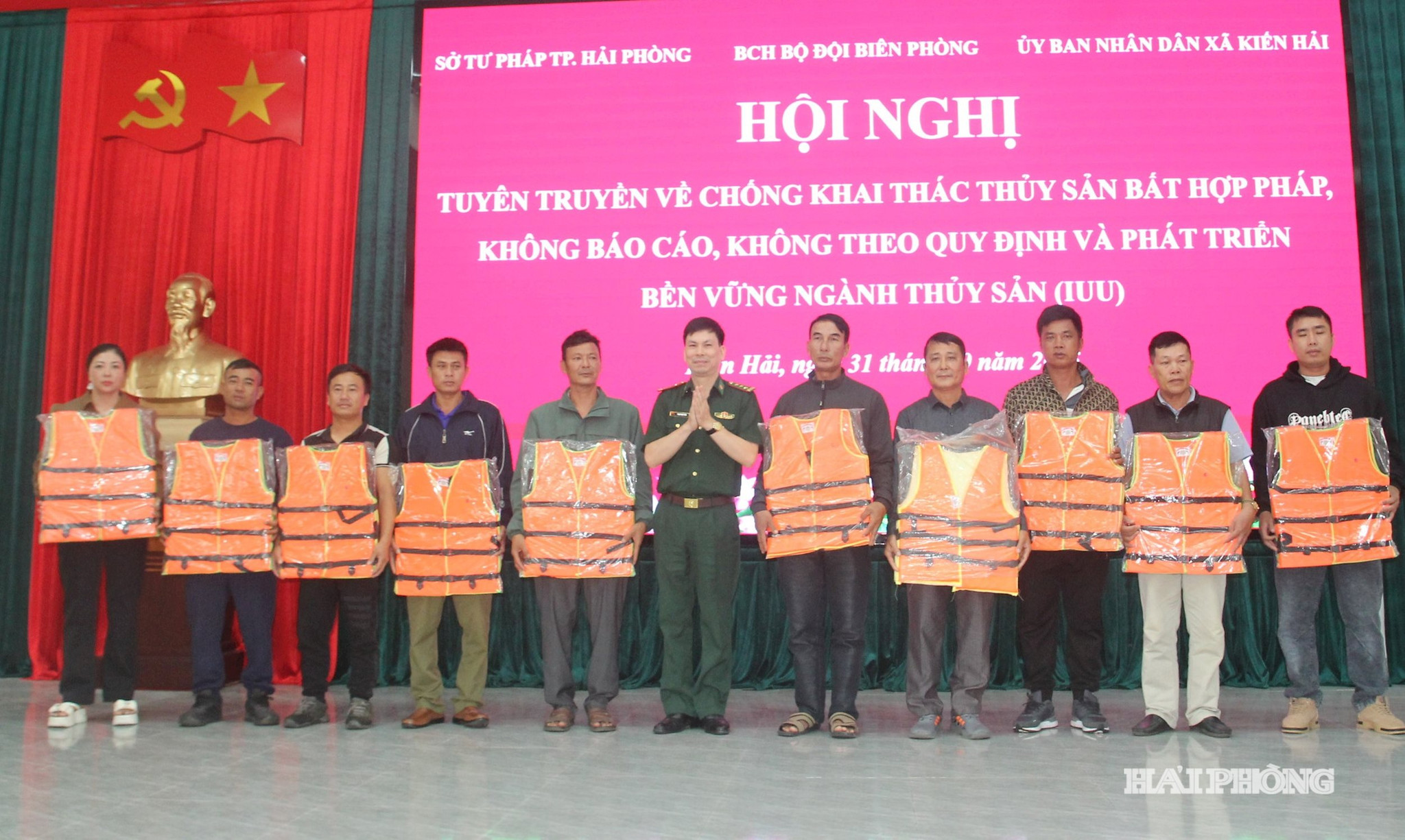 Ban Chỉ huy Bộ đội Biên phòng thành phố trao áo phao tặng ngư dân