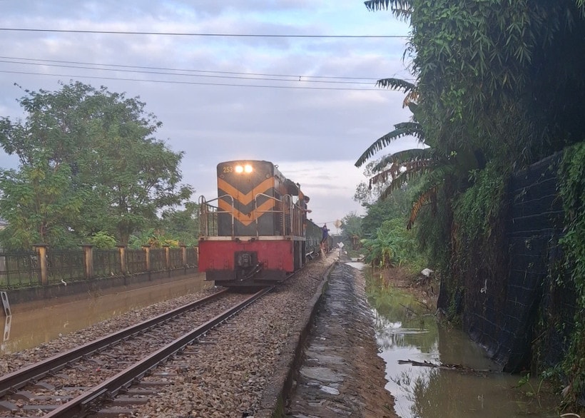 Thông tuyến đường sắt Bắc-Nam qua Huế sau nhiều ngày bị chia cắt mưa lũ. (Ảnh: PV/Vietnam+)