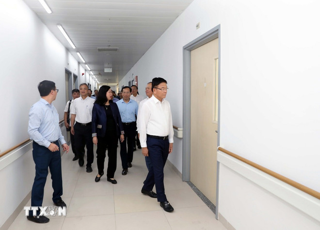 Phó Thủ tướng Chính phủ Lê Thành Long dẫn đầu đoàn công tác đã đi kiểm tra thực tế tại bệnh viện Hữu nghị Việt Đức cơ sở 2 tại Ninh Bình. (Ảnh: Đại Nghĩa/TTXVN) ttxvn-benh-vien-viet-duc2.jpg