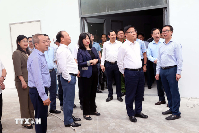 Phó Thủ tướng Chính phủ Lê Thành Long dẫn đầu đoàn công tác đã đi kiểm tra thực tế tại bệnh viện Hữu nghị Việt Đức cơ sở 2 tại Ninh Bình. (Ảnh: Đại Nghĩa/TTXVN) ttxvn-ptt-le-thanh-long.jpg