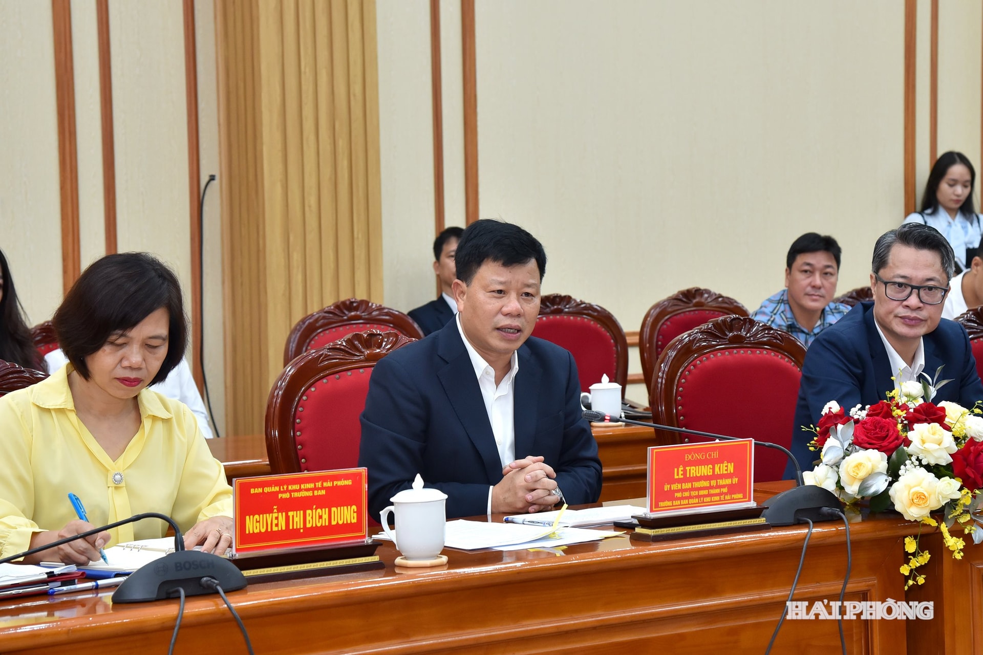 El camarada Le Trung Kien, miembro del Comité Permanente del Comité del Partido de la Ciudad, vicepresidente del Comité Popular de la Ciudad y jefe de la Junta de Administración de la Zona Económica de Hai Phong, presidió la conferencia.