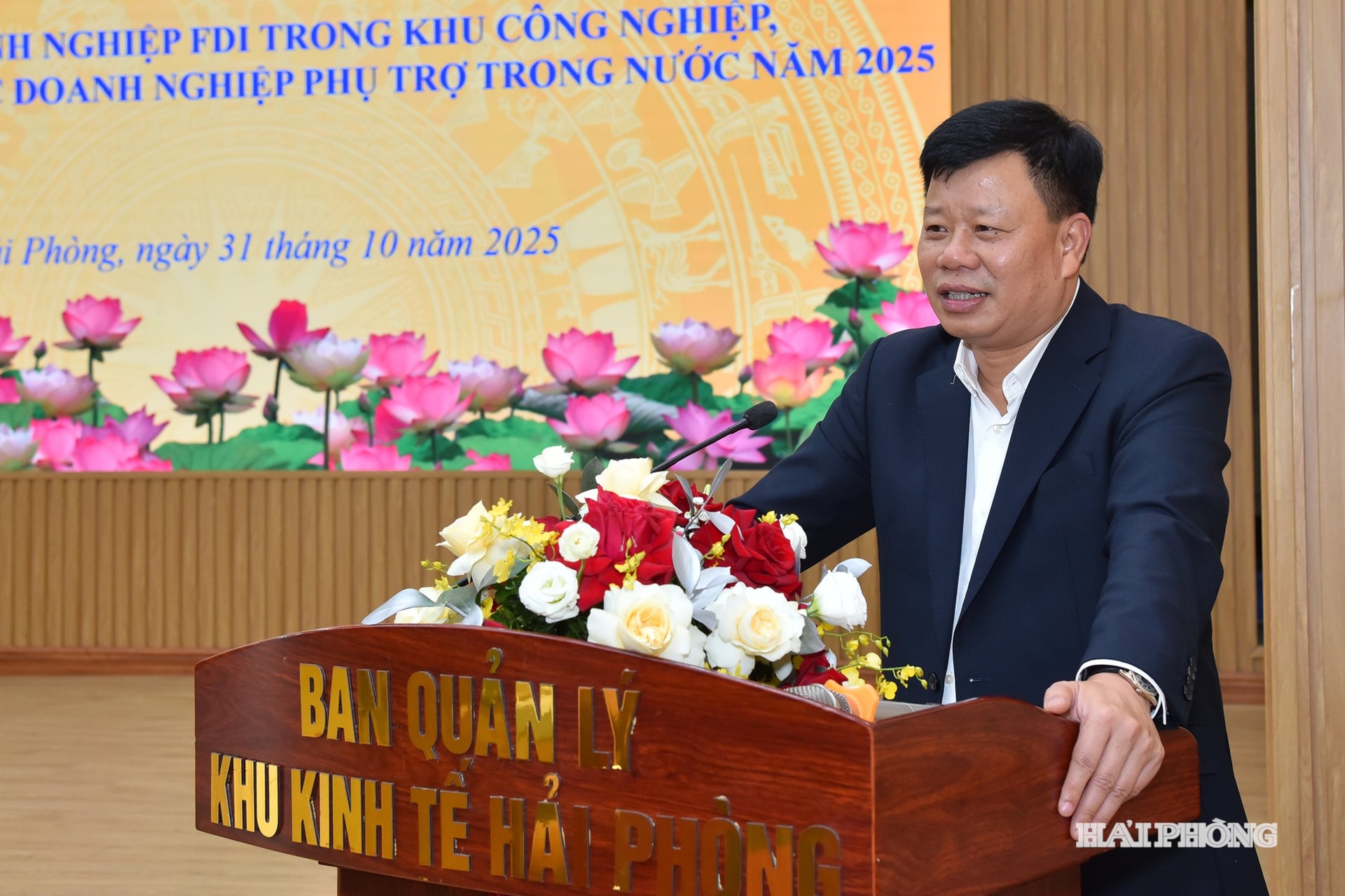 El camarada Le Trung Kien, miembro del Comité Permanente del Comité del Partido de la Ciudad, vicepresidente del Comité Popular de la Ciudad y jefe de la Junta de Administración de la Zona Económica de Hai Phong, intervino en la conferencia.