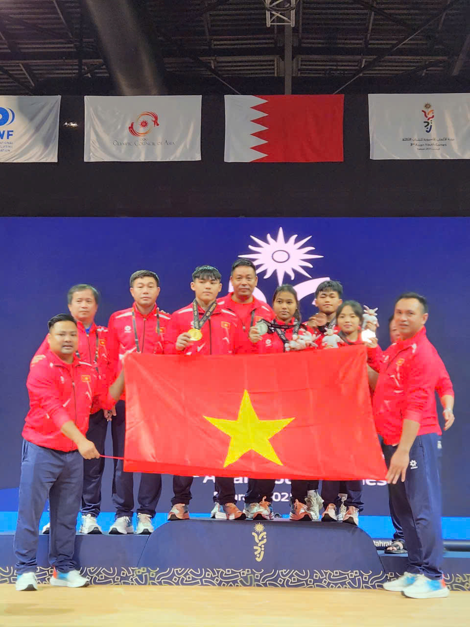 VĐV cử tạ Việt Nam về nước sau khi lập đại công tại Đại hội Thể thao trẻ châu Á - Ảnh 1. VĐV cử tạ Việt Nam về nước sau khi lập đại công tại Đại hội Thể thao trẻ châu Á - Ảnh 1.