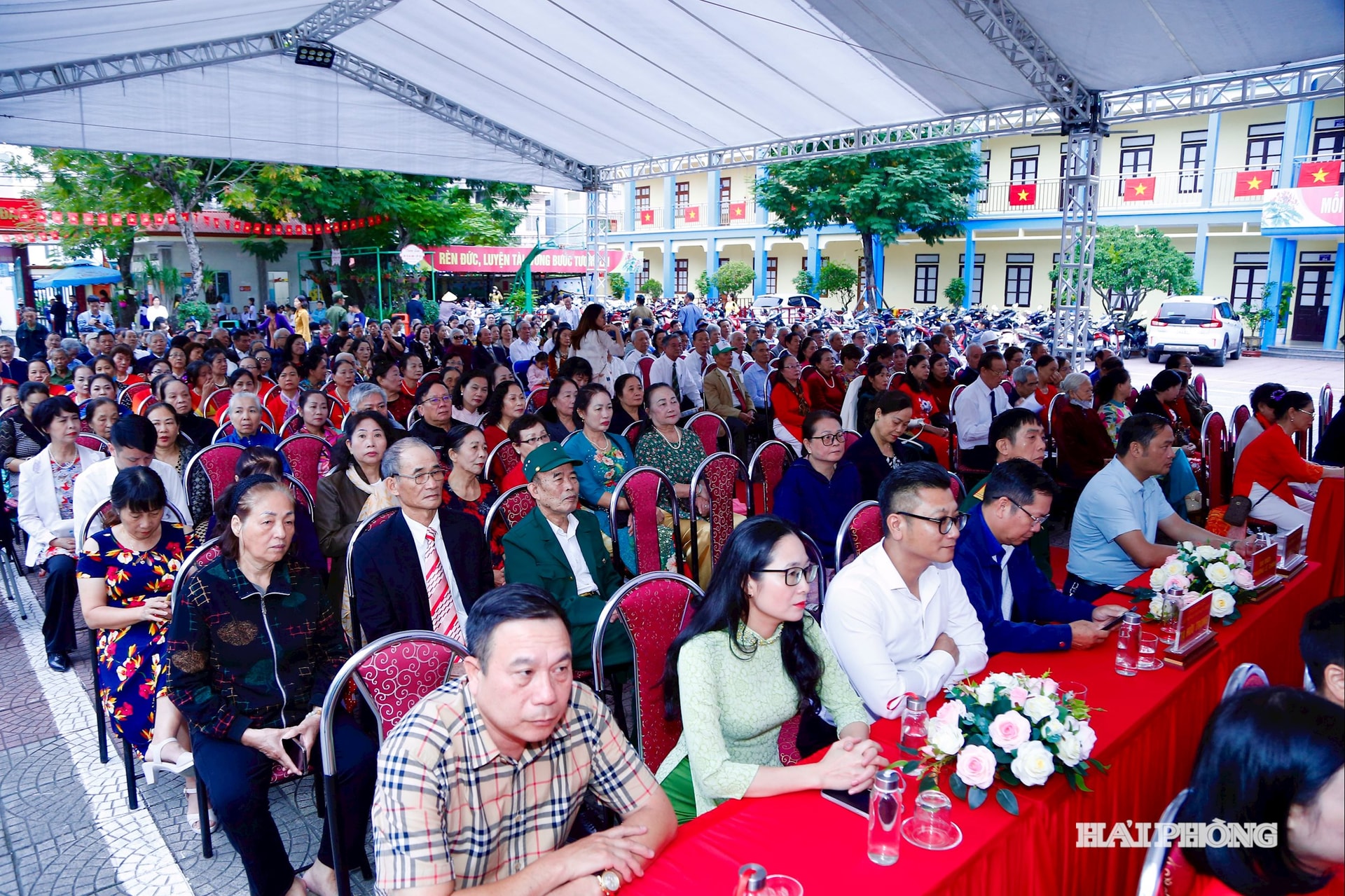 Đông đảo nhân dân dự ngày hội Đại đoàn kết liên tổ dân phố 37, 40 (phường Lê Chân).