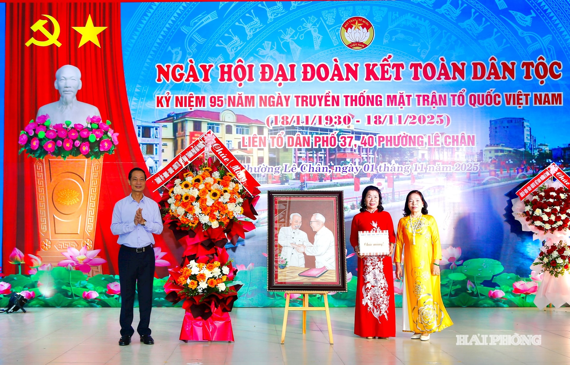 Đồng chí Đỗ Mạnh Hiến, Phó bí thư Thường trực Thành uỷ tặng hoa, quà chúc mừng cán bộ và nhân dân tổ dân phố 37, 40 (phường Lê Chân)