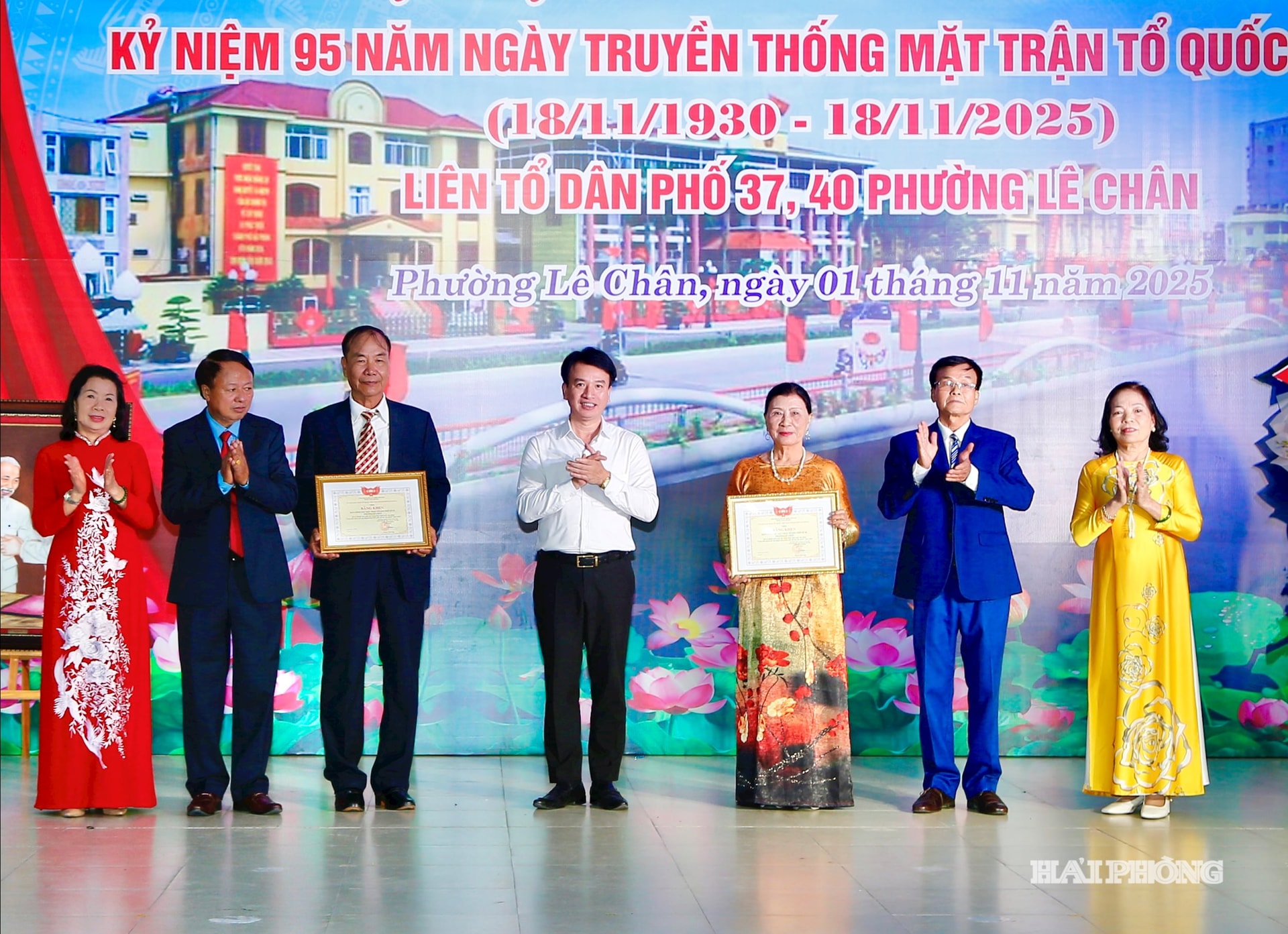 Đồng chí Nguyễn Đức Tuấn, Phó chủ tịch Thường trực Uỷ ban Mặt trận Tổ Quốc Việt Nam thành phố trao bằng khen tặng các tập thể có thành tích xuất sắc.