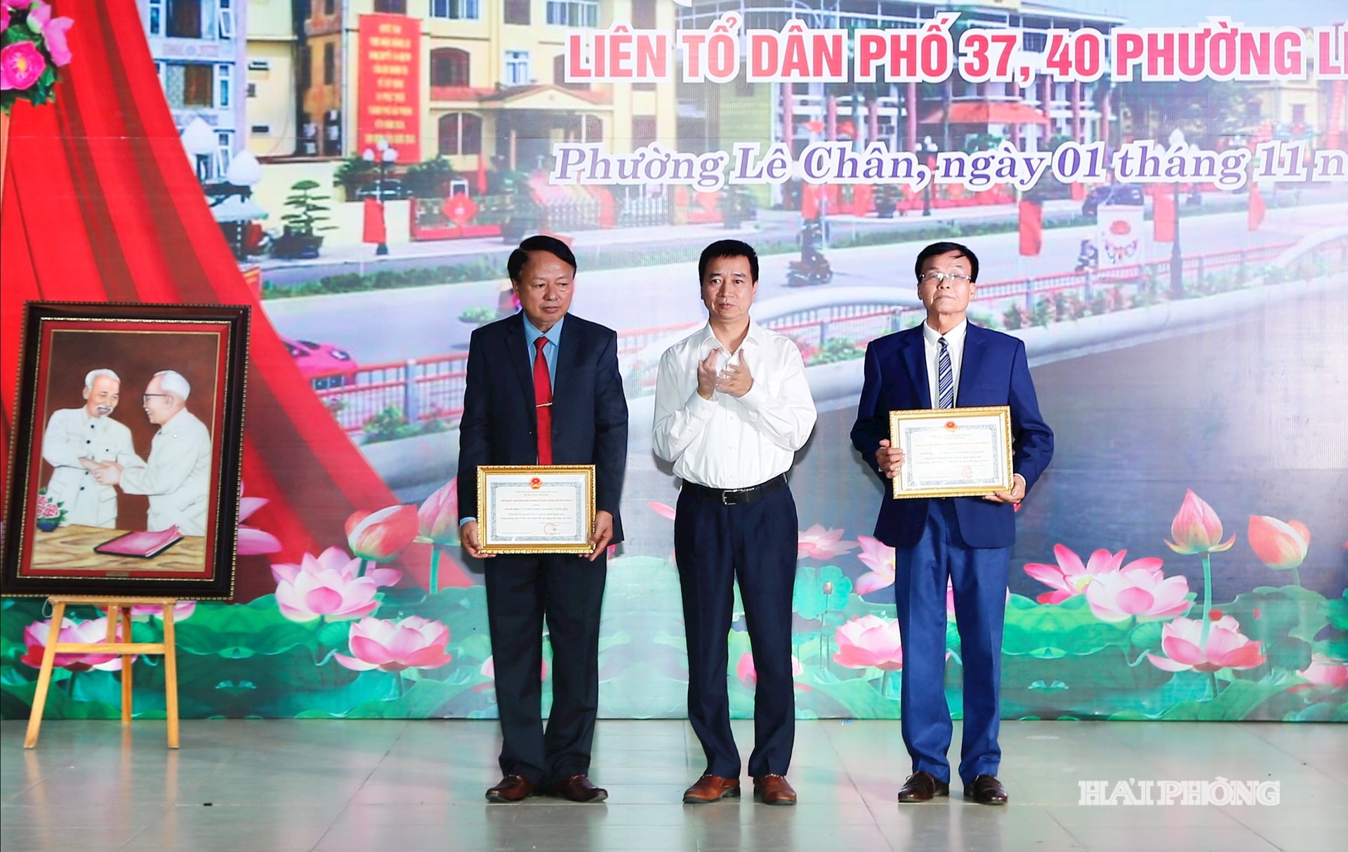 Lãnh đạo phường Lê Chân trao thưởng tặng các tập thể có thành tích xuất sắc.